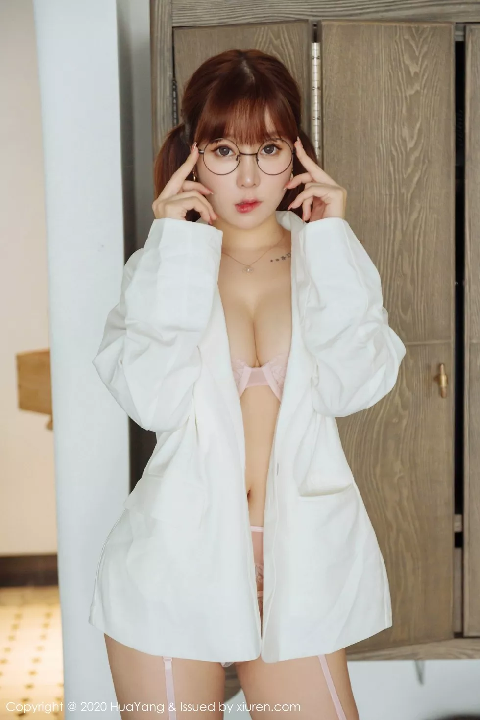 [HuaYang花漾]Vol.277_女神王雨纯大理旅拍私房粉色内衣配吊带白丝袜完美诱惑写真51P_极品性感美女