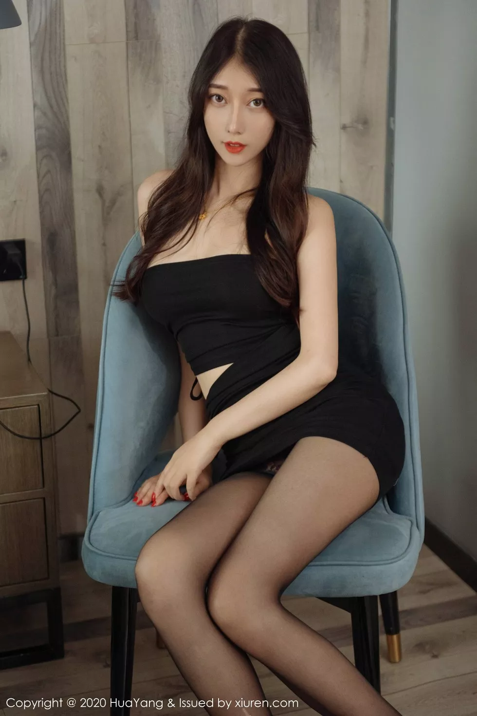 [HuaYang花漾]Vol.279_模特玥儿玥er私房黑色吊裙配黑丝裤袜露豹纹内裤诱惑写真71P_极品性感美女