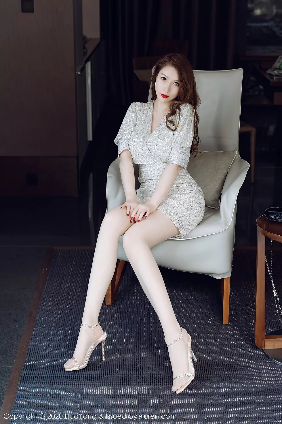 [HuaYang花漾]Vol.283_女神Egg-尤妮丝三亚旅拍华丽典雅礼裙半脱秀丰满身材诱惑写真53P_极品性感美女