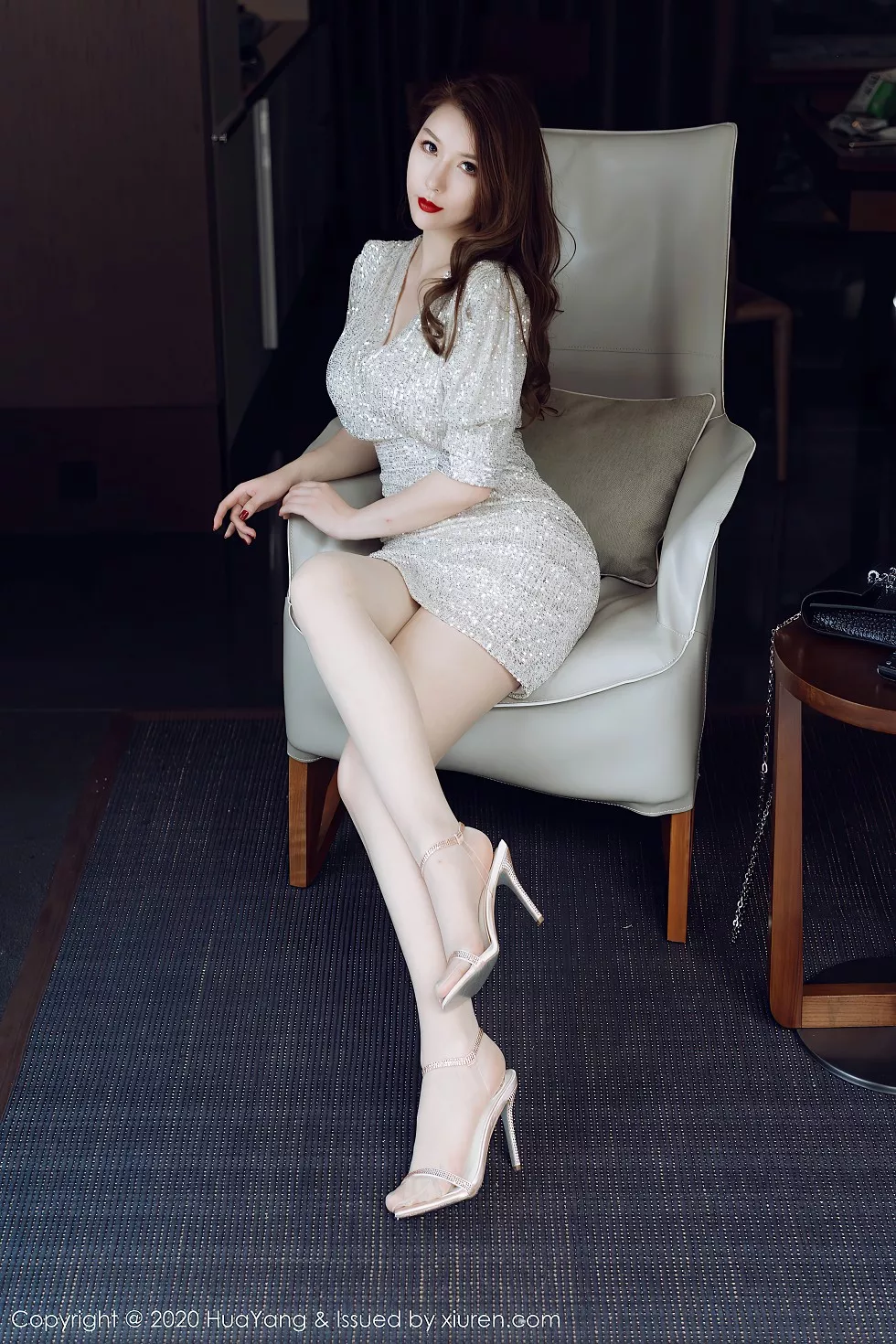 [HuaYang花漾]Vol.283_女神Egg-尤妮丝三亚旅拍华丽典雅礼裙半脱秀丰满身材诱惑写真53P_极品性感美女