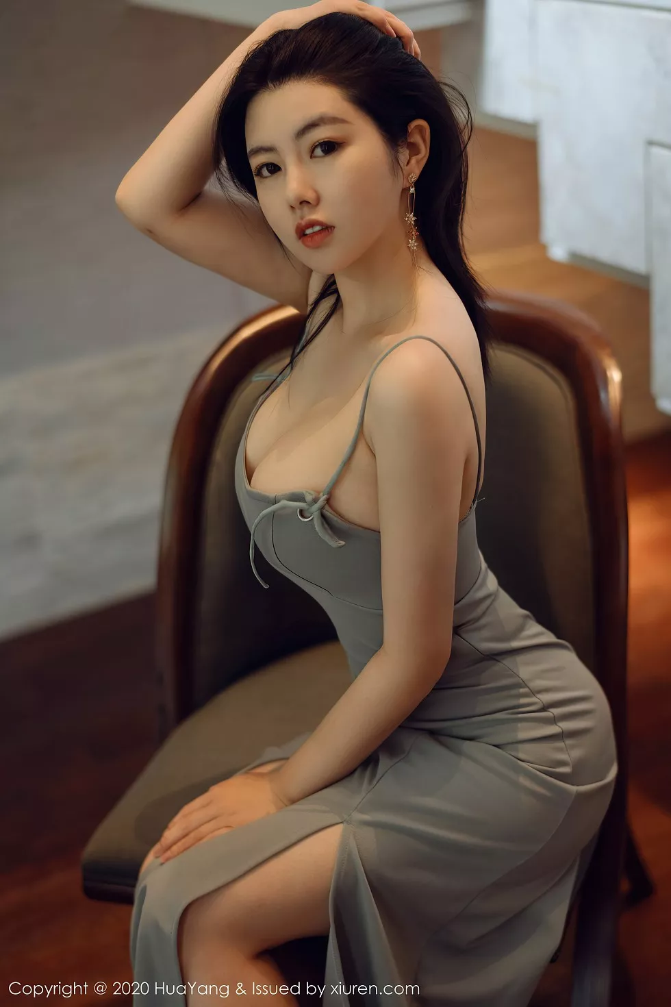 [HuaYang花漾]Vol.290_女神娜露Selena西双版纳旅拍华丽吊裙秀丰乳肥臀诱惑写真55P_极品性感美女
