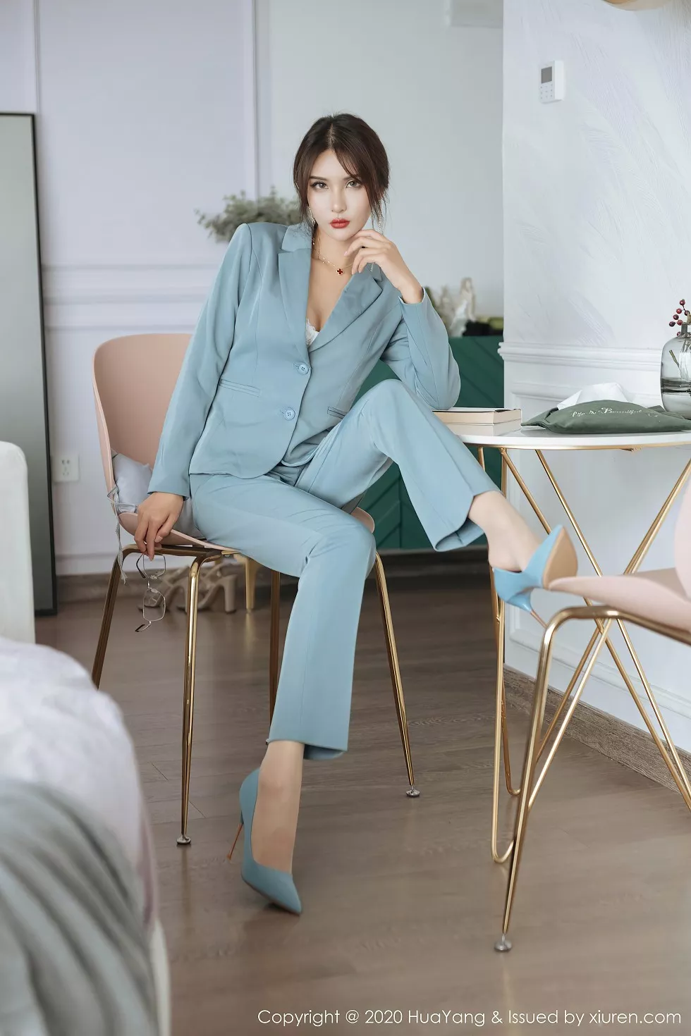 [HuaYang花漾]Vol.295_嫩模Emily顾奈奈经典酷爽职场西服半脱露性感内衣诱惑写真72P_极品性感美女