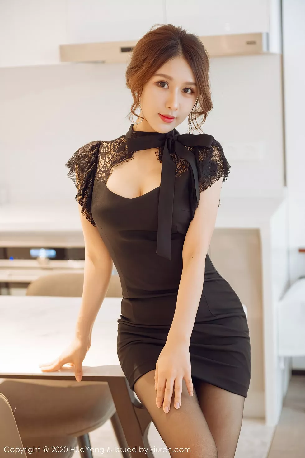 [HuaYang花漾]Vol.299_嫩模徐安安私房黑色深V短裙配黑丝裤袜秀惹火身材诱惑写真57P_极品性感美女