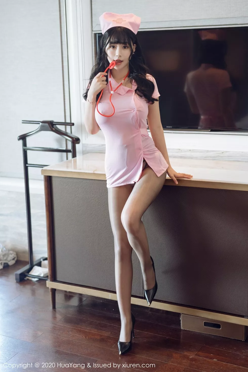 [HuaYang花漾]Vol.302_女神朱可儿Flower西双版纳旅拍粉色护士装秀火辣身材诱惑写真49P_极品性感美女
