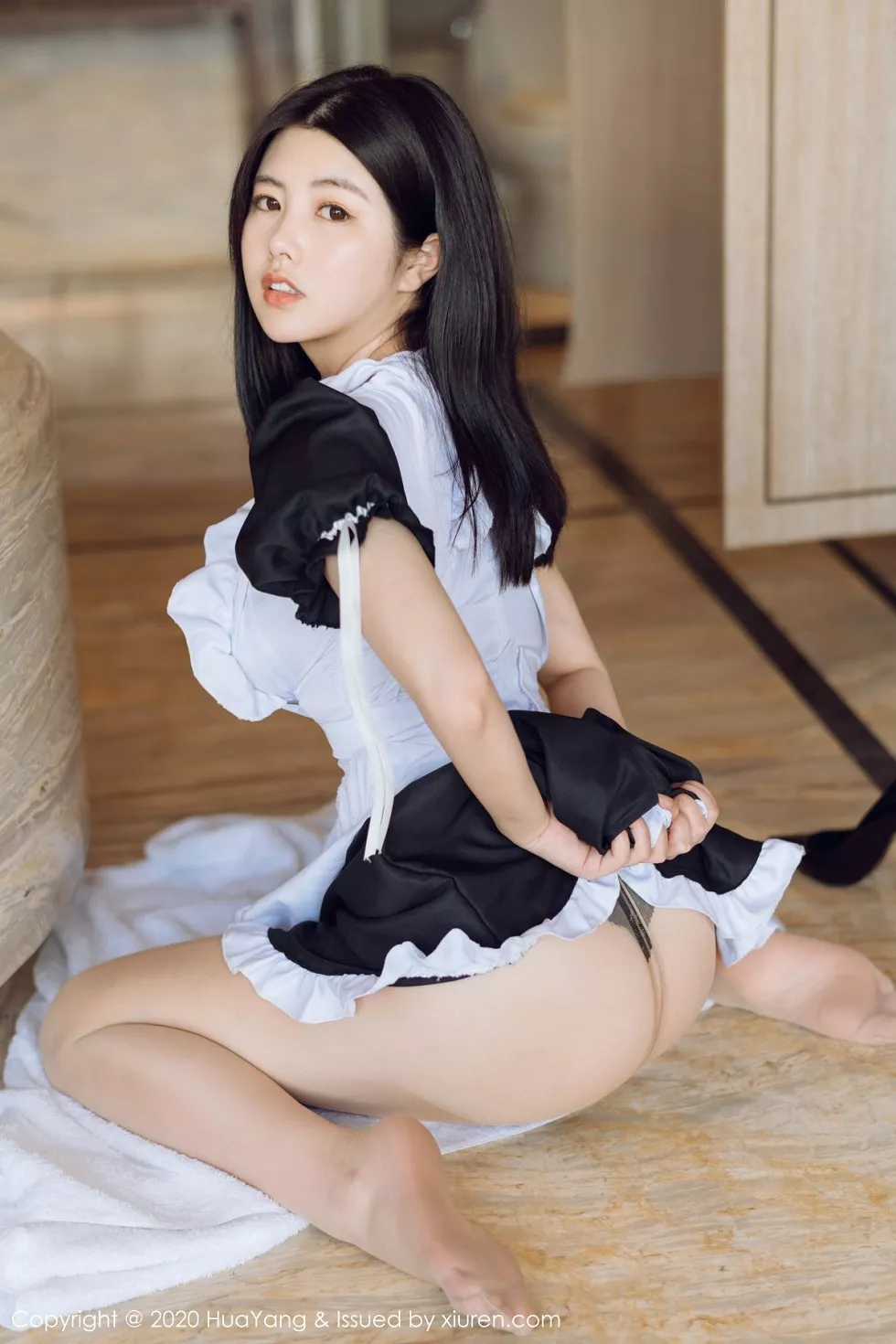[HuaYang花漾]Vol.303_女神娜露Selena西雙版納旅拍私房女仆裝配肉絲褲襪誘惑寫真55P_極品性感美女