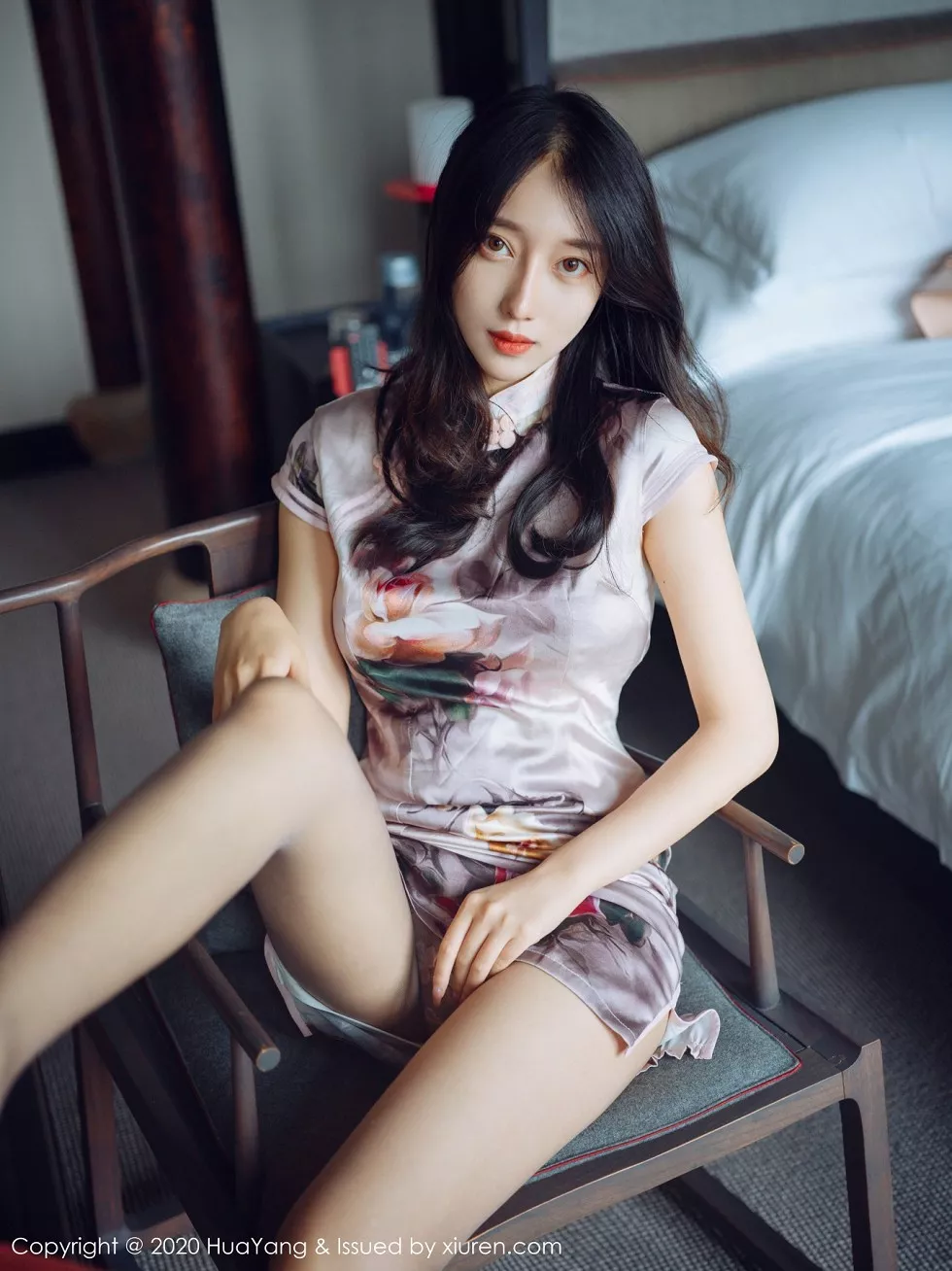 [HuaYang花漾]Vol.339_模特玥儿玥er杭州旅拍脱古韵旗袍露粉色内衣黑丝裤袜诱惑写真52P_极品性感美女
