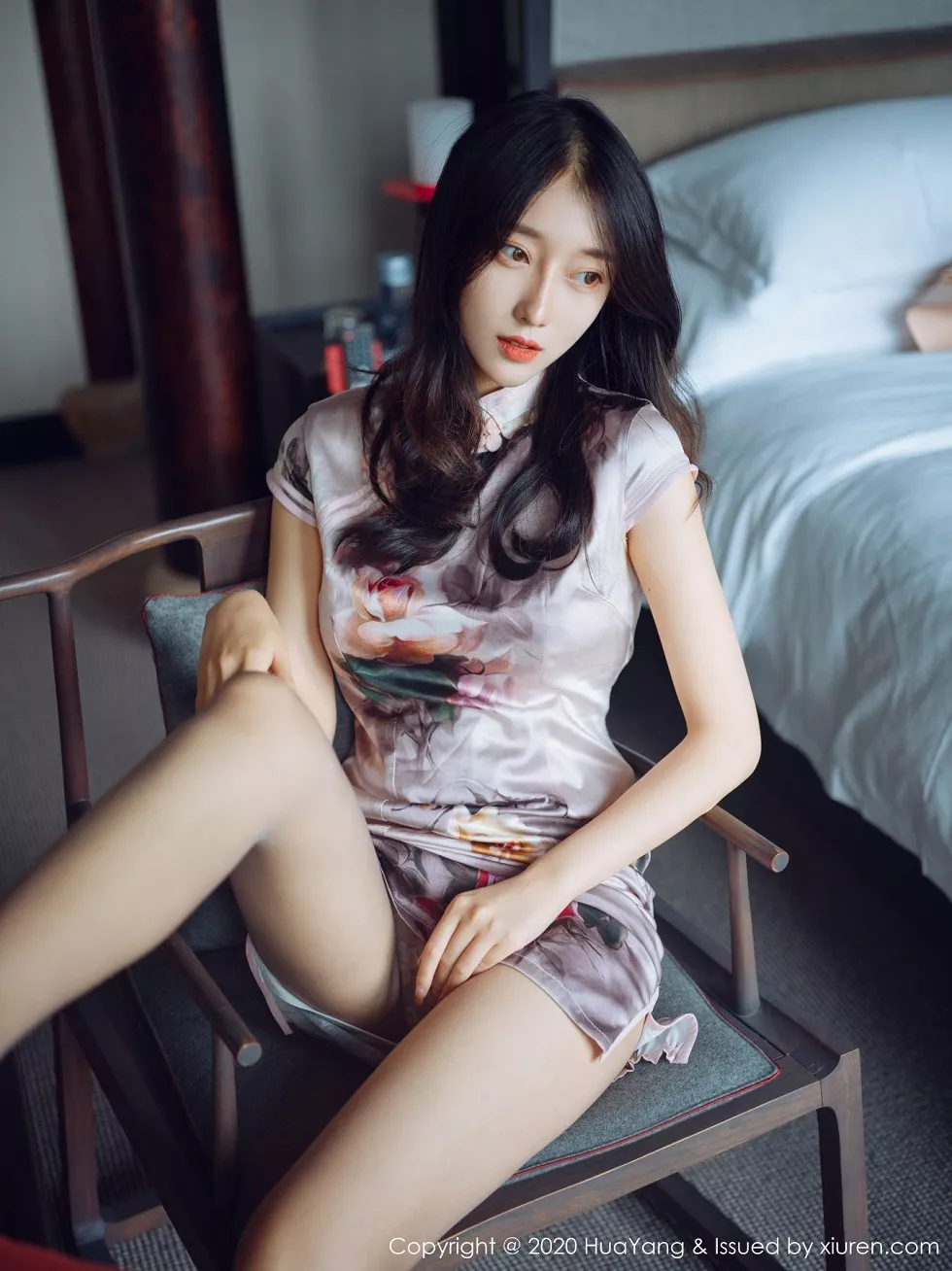 [HuaYang花漾]Vol.339_模特玥儿玥er杭州旅拍脱古韵旗袍露粉色内衣黑丝裤袜诱惑写真52P_极品性感美女
