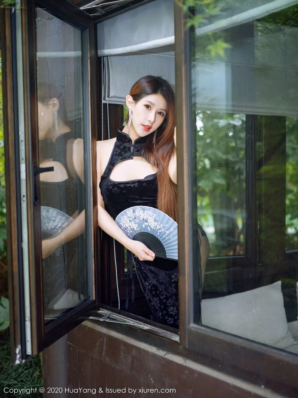 [HuaYang花漾]Vol.344_嫩模徐安安杭州旅拍私房高叉吊裙配无内黑丝裤袜撩人诱惑写真51P_极品性感美女