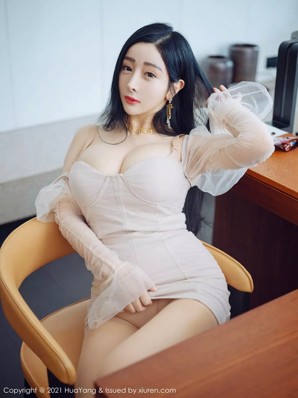 [HuaYang花漾]Vol.346_嫩模允爾厦门旅拍私房粉色绢纱配无内肉丝裤袜惹火诱惑写真47P_极品性感美女