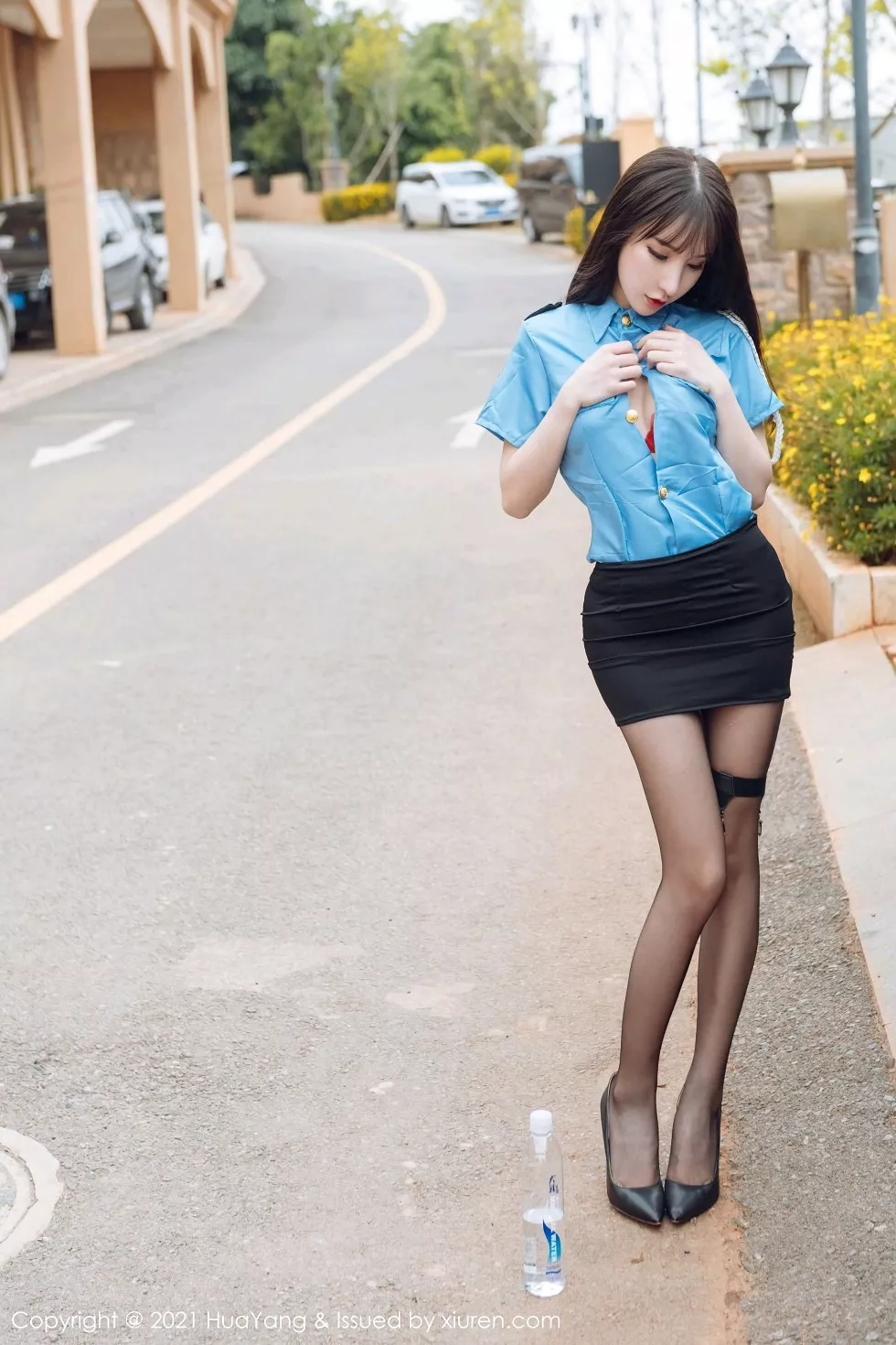 [HuaYang花漾]Vol.351_女神周于希Sandy大理旅拍私房床上半脱露红色内衣完美诱惑写真59P_极品性感美女