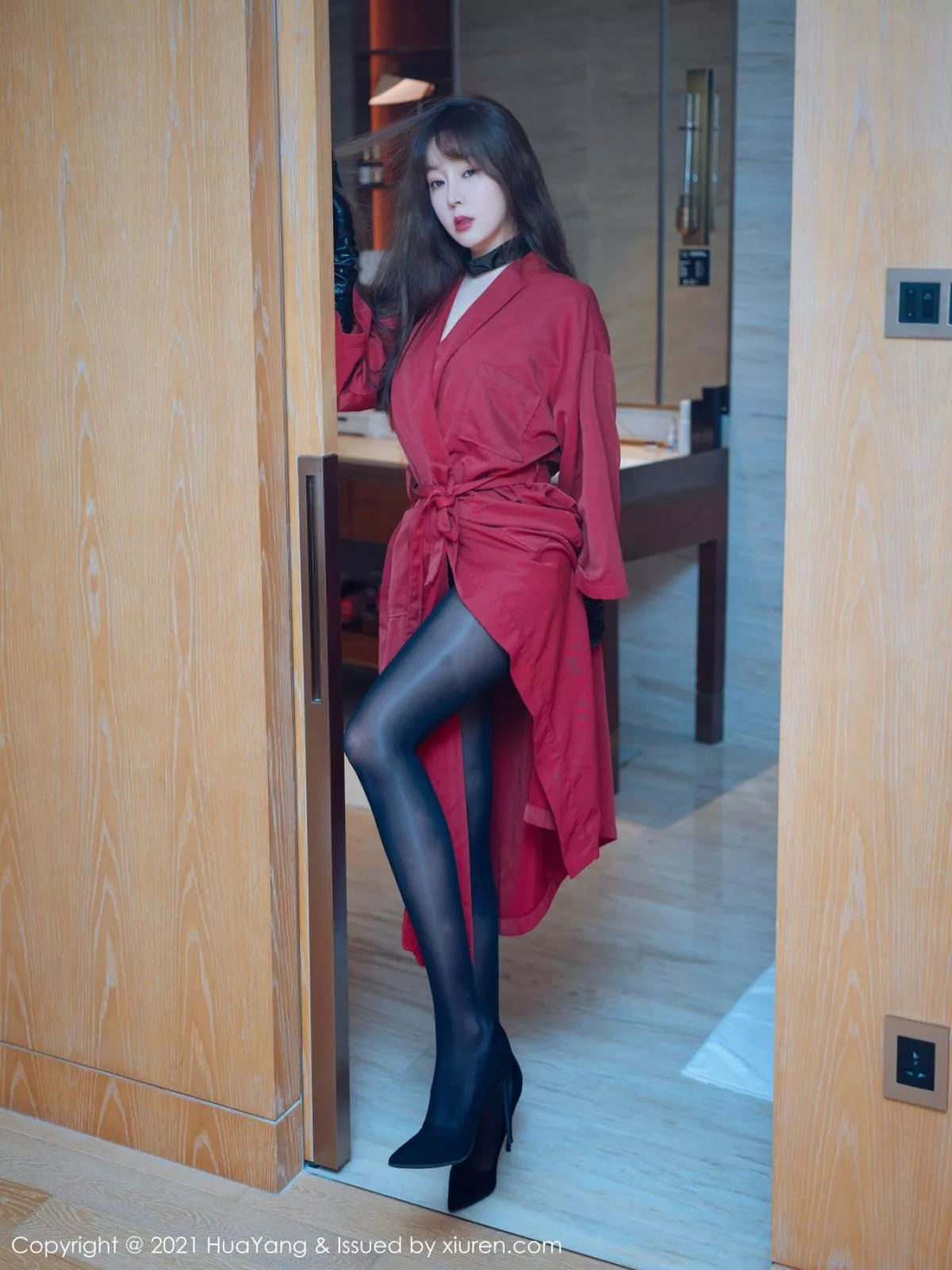 [HuaYang花漾]Vol.373_女神王雨纯厦门旅拍半脱露白嫩豪乳无内黑丝裤袜秀翘臀诱惑写真54P_极品性感美女
