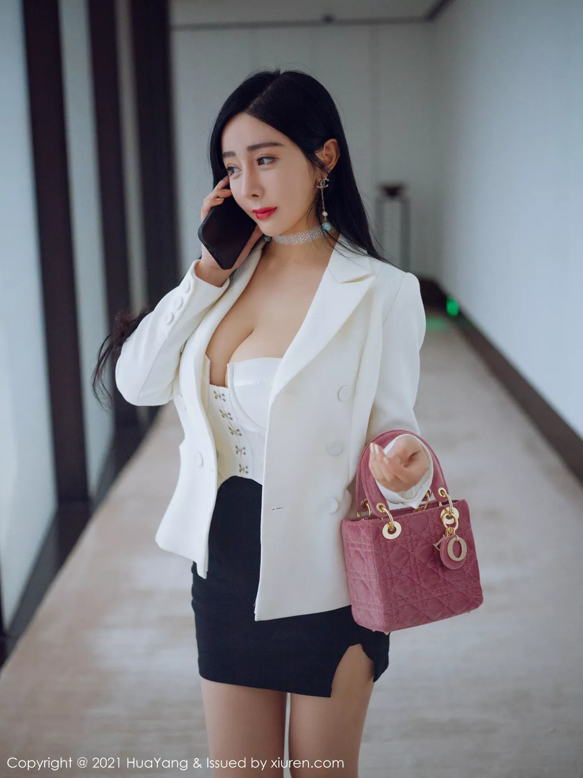[HuaYang花漾]Vol.381_嫩模允爾厦门旅拍经典职场制服主题半脱露傲人豪乳诱惑写真46P_极品性感美女