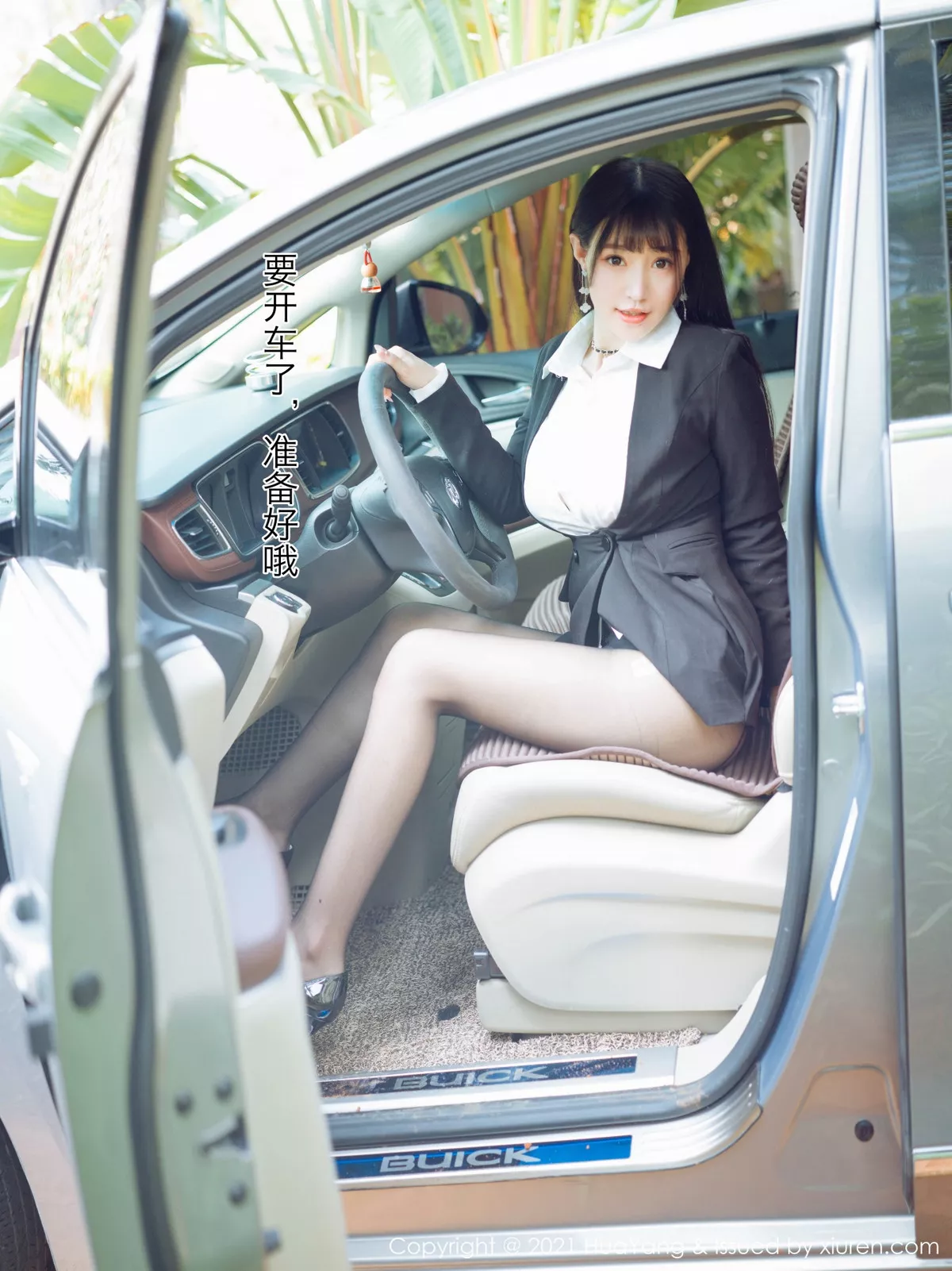 [HuaYang花漾]Vol.383_女神朱可儿Flower三亚旅拍车拍系列主题半脱露豪乳诱惑写真73P_极品性感美女