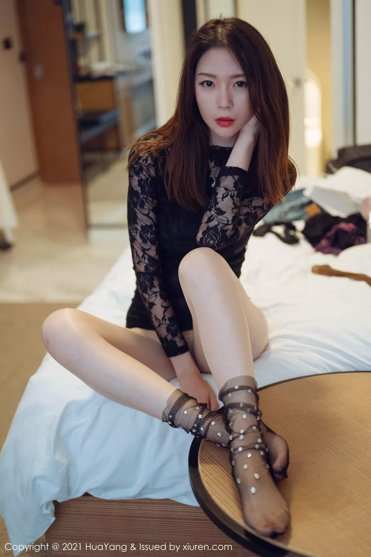 [HuaYang花漾]Vol.385_嫩模梦心月私房沙发上半脱露无内肉丝裤袜秀翘臀诱惑写真52P_极品性感美女