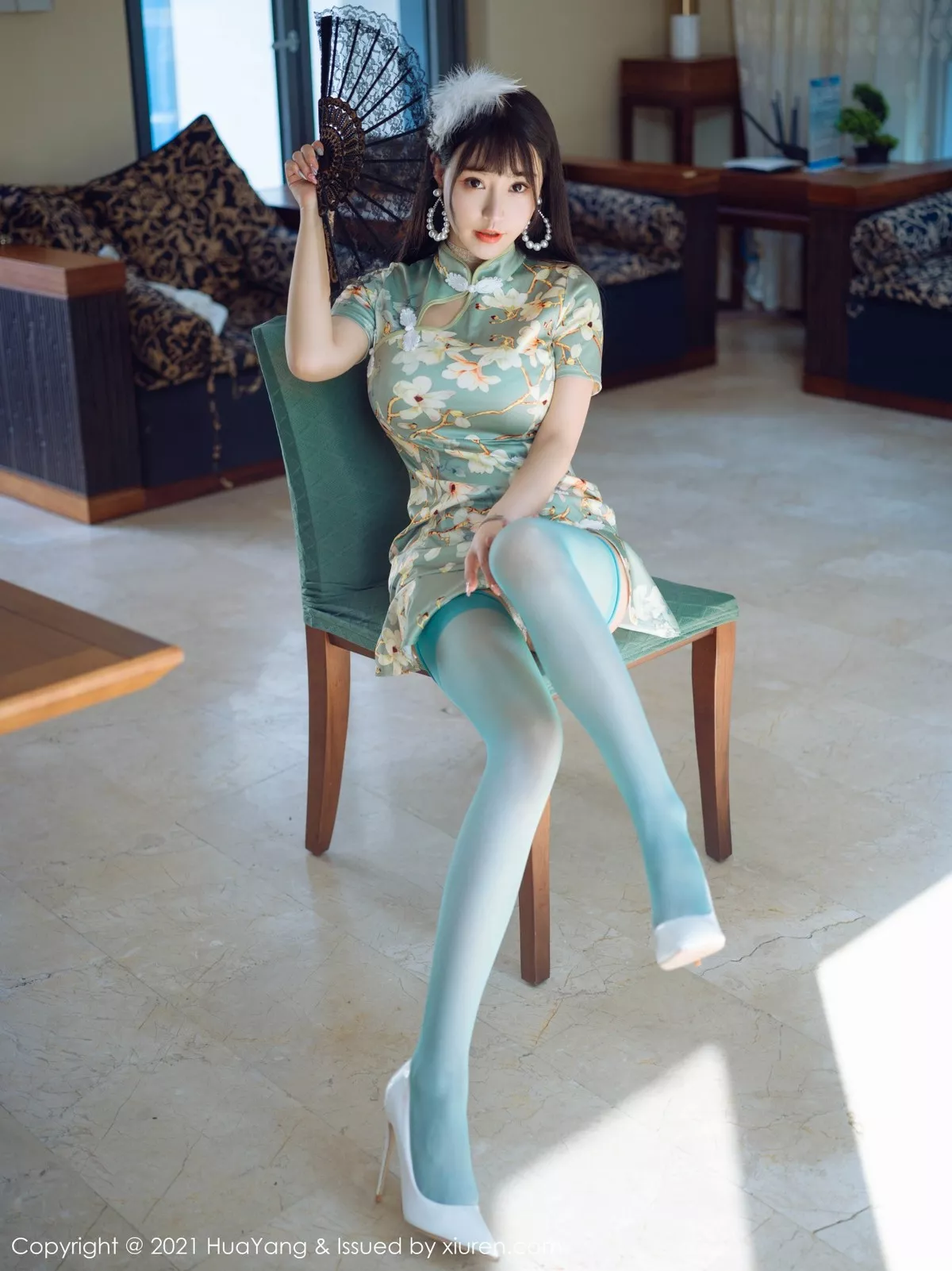 [HuaYang花漾]Vol.390_女神朱可儿Flower三亚旅拍青瓷旗袍配蕾丝内裤秀翘臀诱惑写真68P_极品性感美女