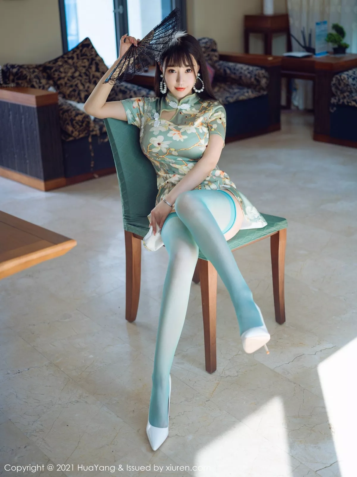 [HuaYang花漾]Vol.390_女神朱可儿Flower三亚旅拍青瓷旗袍配蕾丝内裤秀翘臀诱惑写真68P_极品性感美女