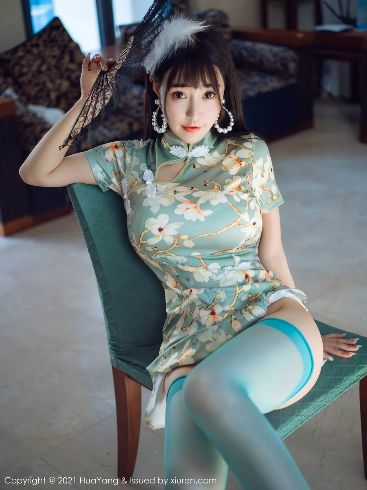 [HuaYang花漾]Vol.390_女神朱可儿Flower三亚旅拍青瓷旗袍配蕾丝内裤秀翘臀诱惑写真68P_极品性感美女