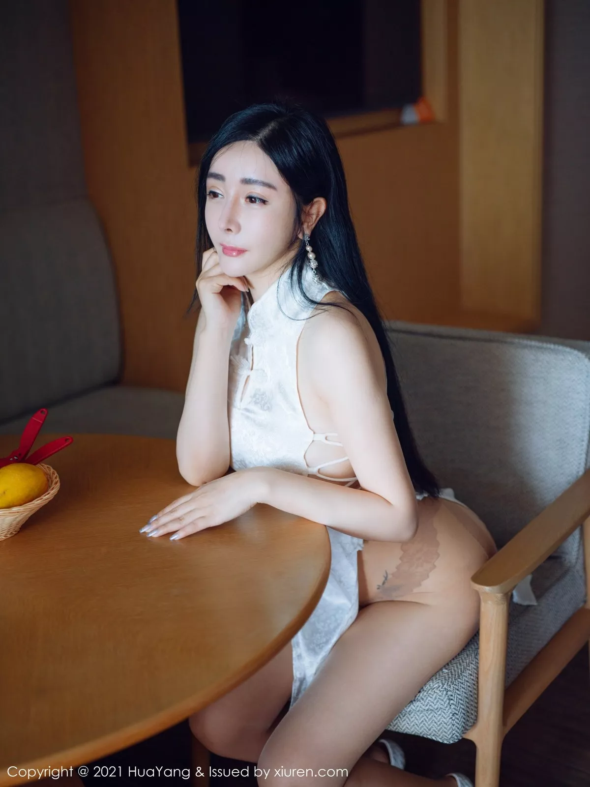[HuaYang花漾]Vol.392_嫩模允爾三亚旅拍浪漫旗袍配超薄肉丝裤袜秀火辣身材诱惑写真45P_极品性感美女