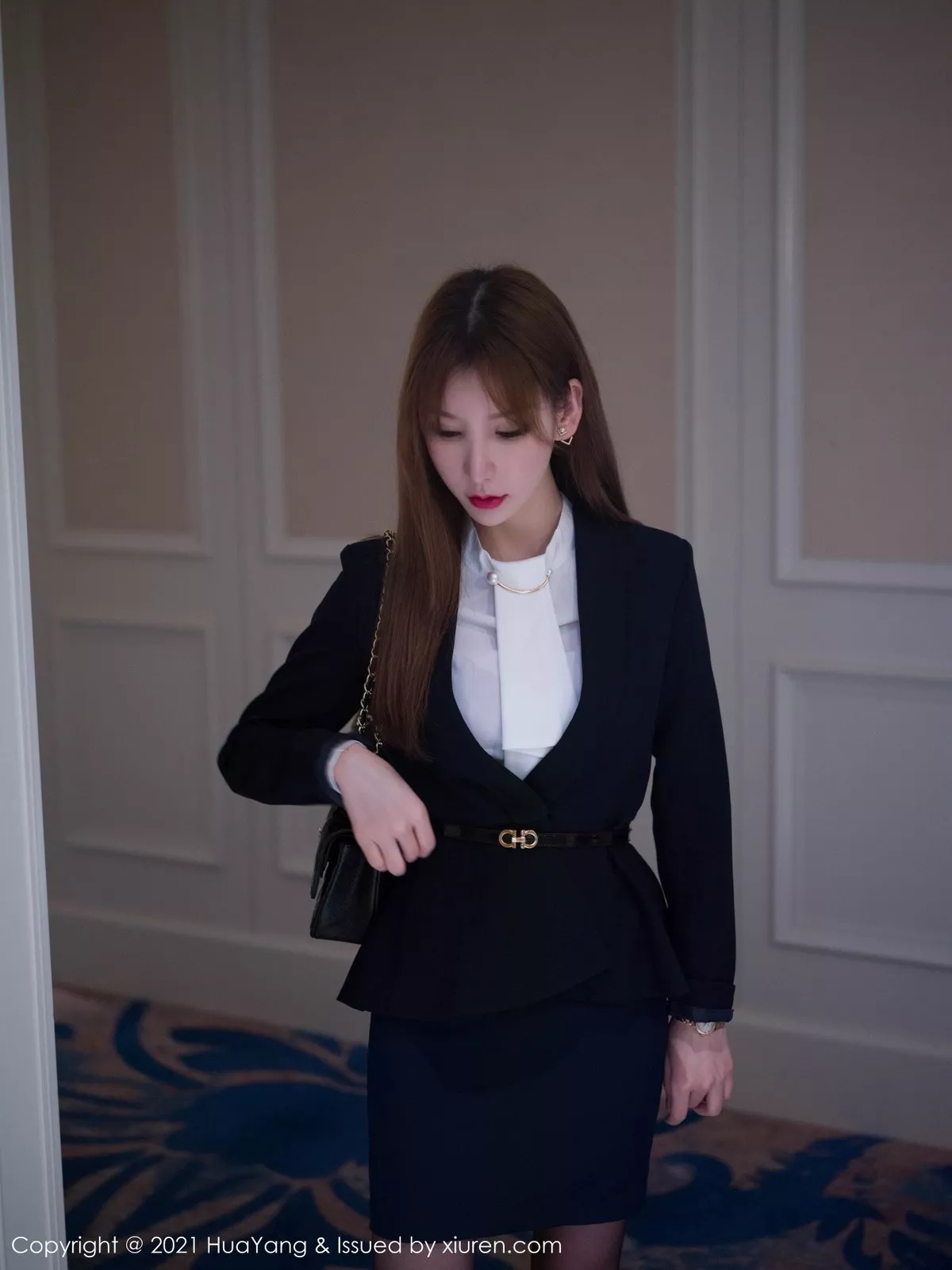 [HuaYang花漾]Vol.397_女神周于希Sandy厦门旅拍私房白色浴袍半脱秀豪乳诱惑写真75P_极品性感美女