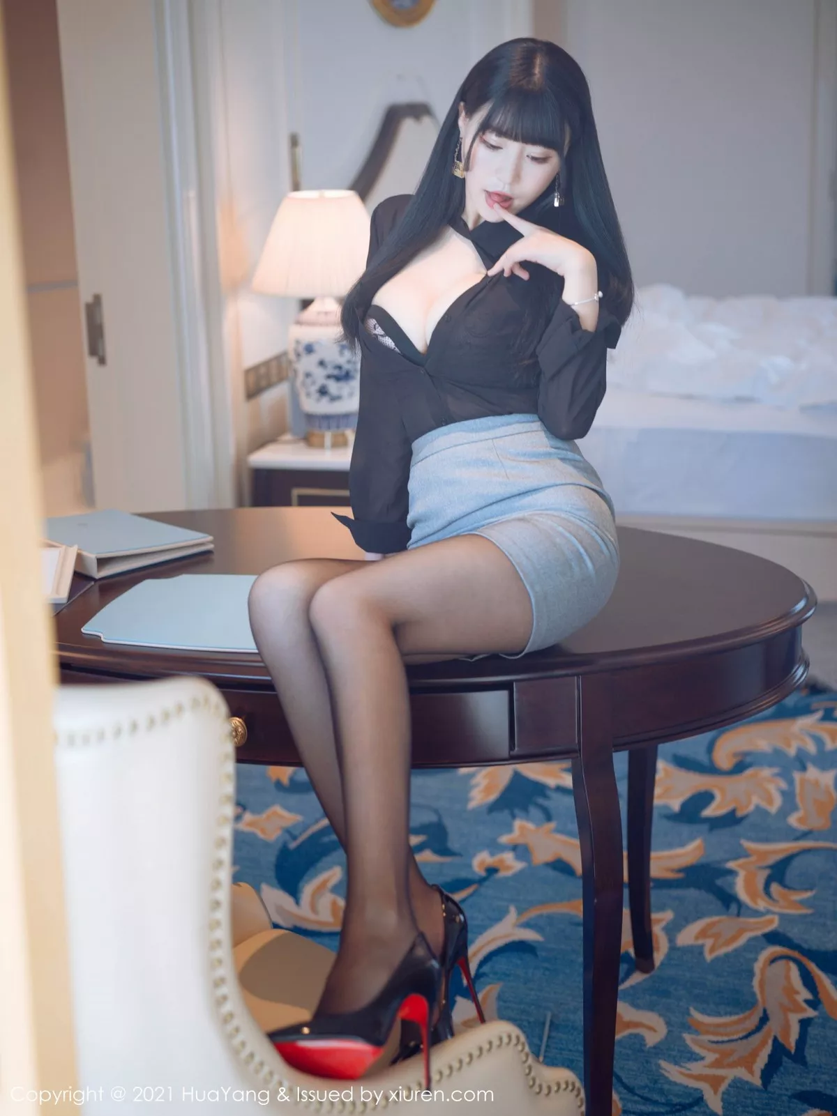 [HuaYang花漾]Vol.401_女神朱可儿Flower厦门旅拍黑色内衣配开档黑丝裤袜诱惑写真51P_极品性感美女