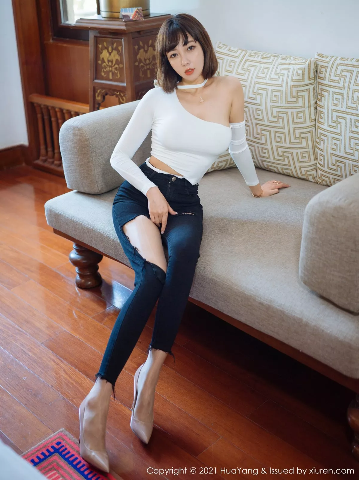 [HuaYang花漾]Vol.414_性感美女果儿西双版纳旅拍半脱露肉丝裤袜秀翘臀诱惑写真50P_极品性感美女