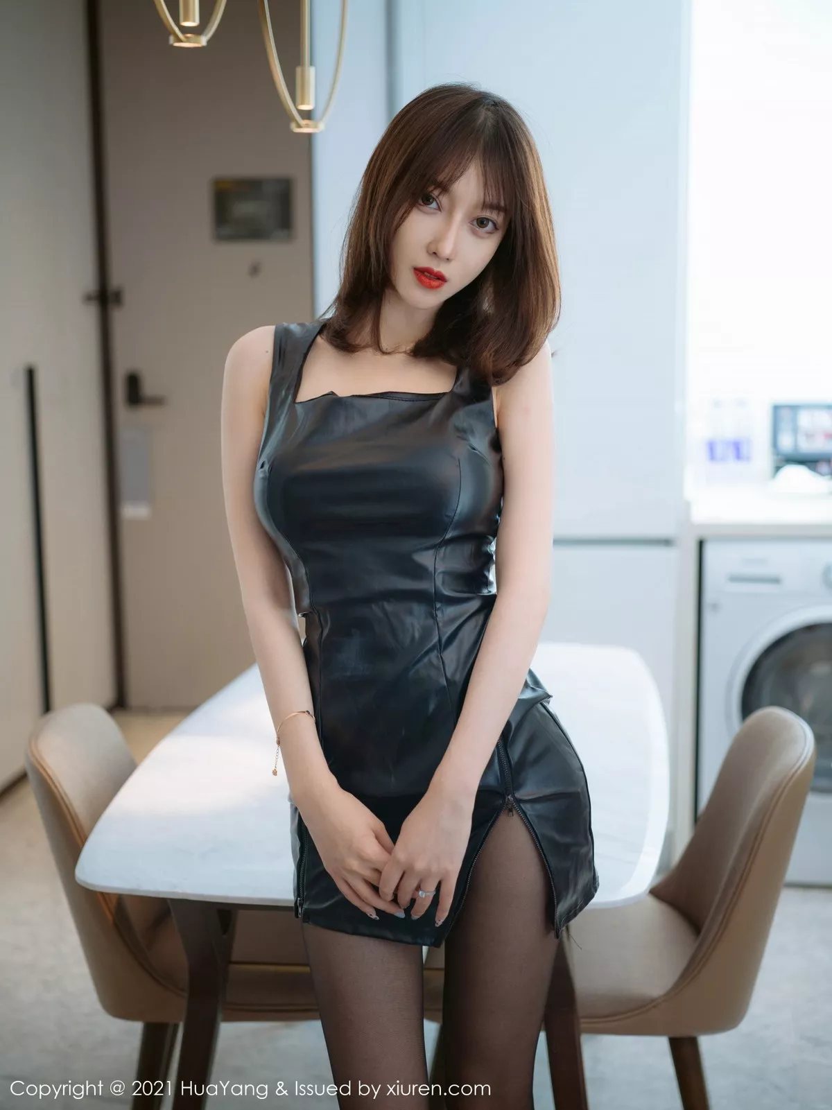 [HuaYang花漾]Vol.419_丽质美人玥儿玥er西双版纳旅拍飒爽皮裙配黑丝裤袜魅惑写真55P_极品性感美女