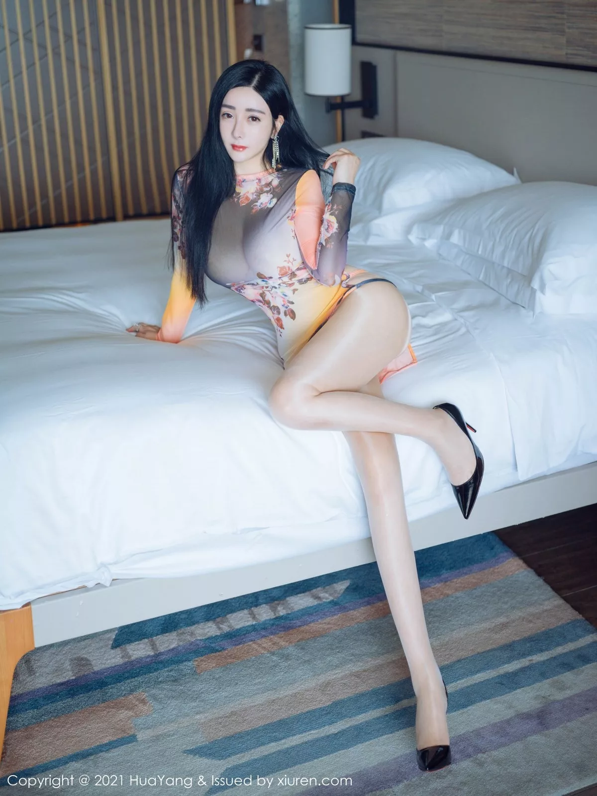 [HuaYang花漾]Vol.427_模特允爾三亞旅拍薄透情趣服飾配肉絲褲襪秀豐滿身材誘惑寫真51P_極品性感美女