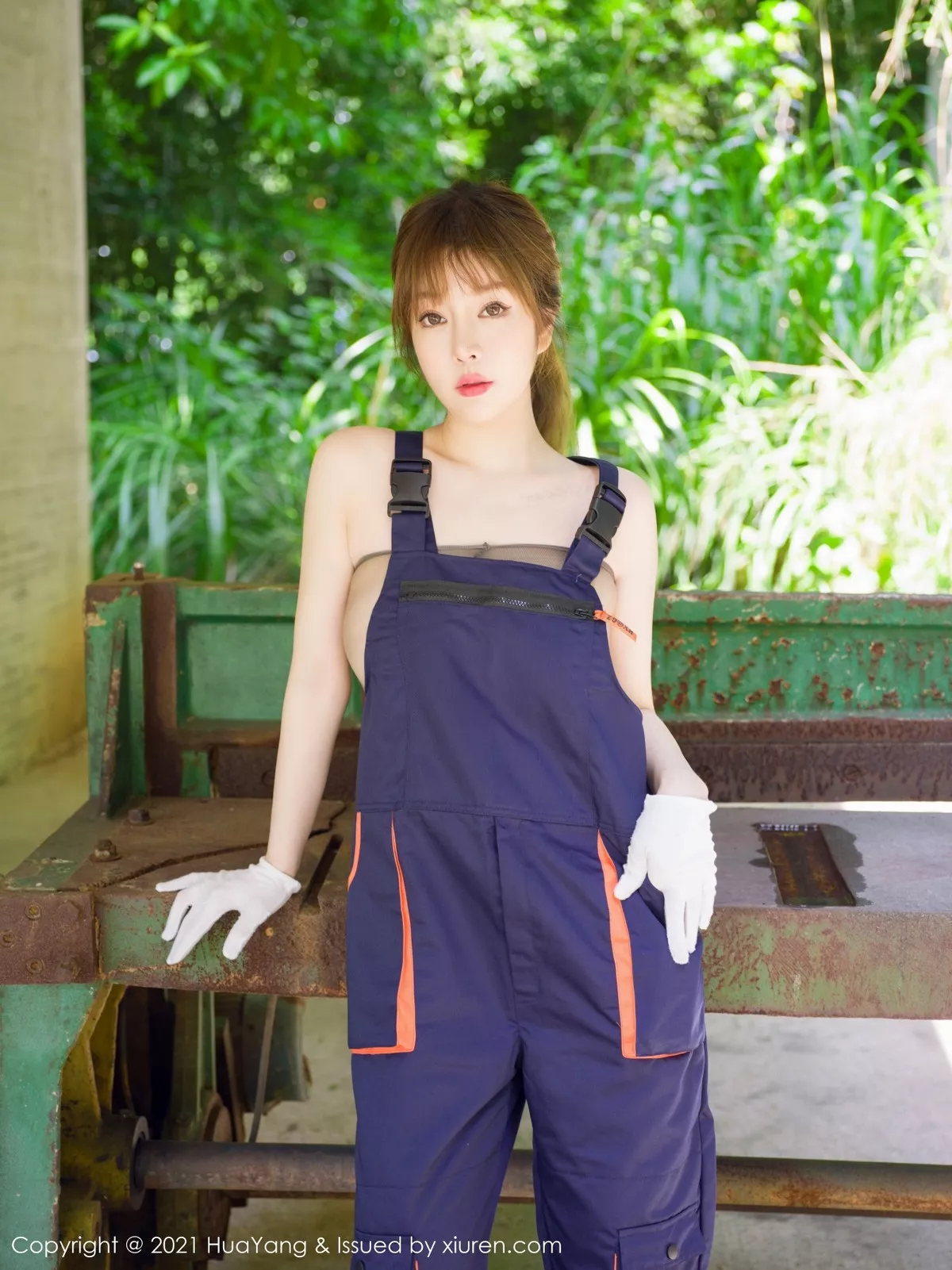 [HuaYang花漾]Vol.441_女神王雨纯阳朔旅拍修理工主题开档连体肉丝秀豪乳诱惑写真102P_极品性感美女