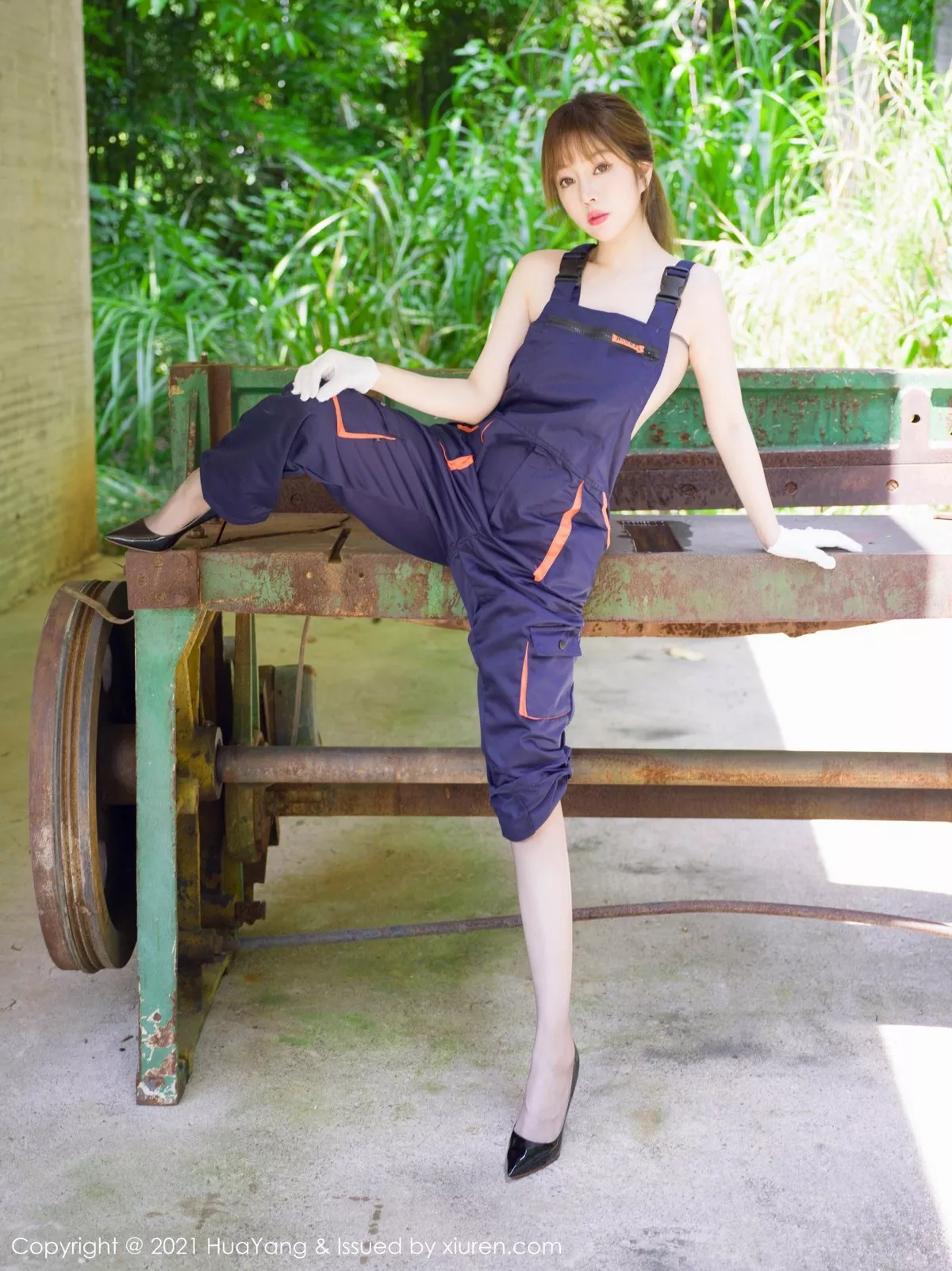[HuaYang花漾]Vol.441_女神王雨纯阳朔旅拍修理工主题开档连体肉丝秀豪乳诱惑写真102P_极品性感美女