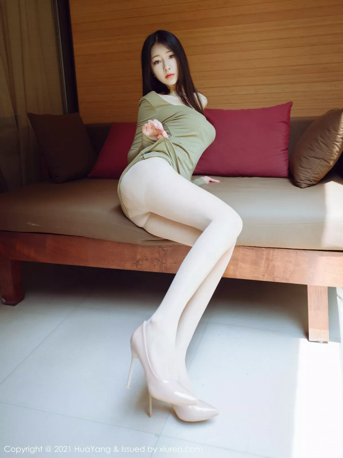 [HuaYang花漾]Vol.446_模特熊小诺桂林旅拍私房超薄肉丝裤袜秀翘臀美腿诱惑写真57P_极品性感美女