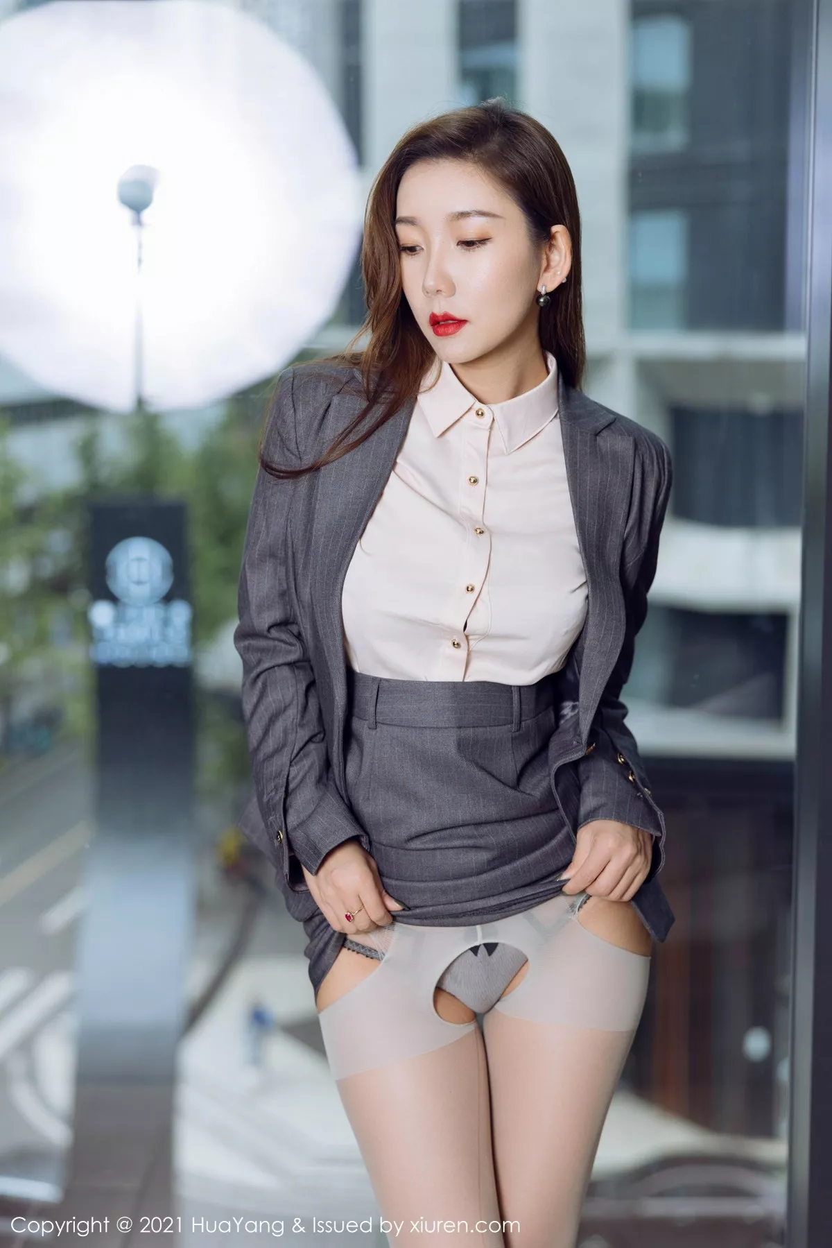 [HuaYang花漾]Vol.470_模特艾静香成都旅拍半脱制服露性感内衣情趣丝袜撩人诱惑写真49P_极品性感美女