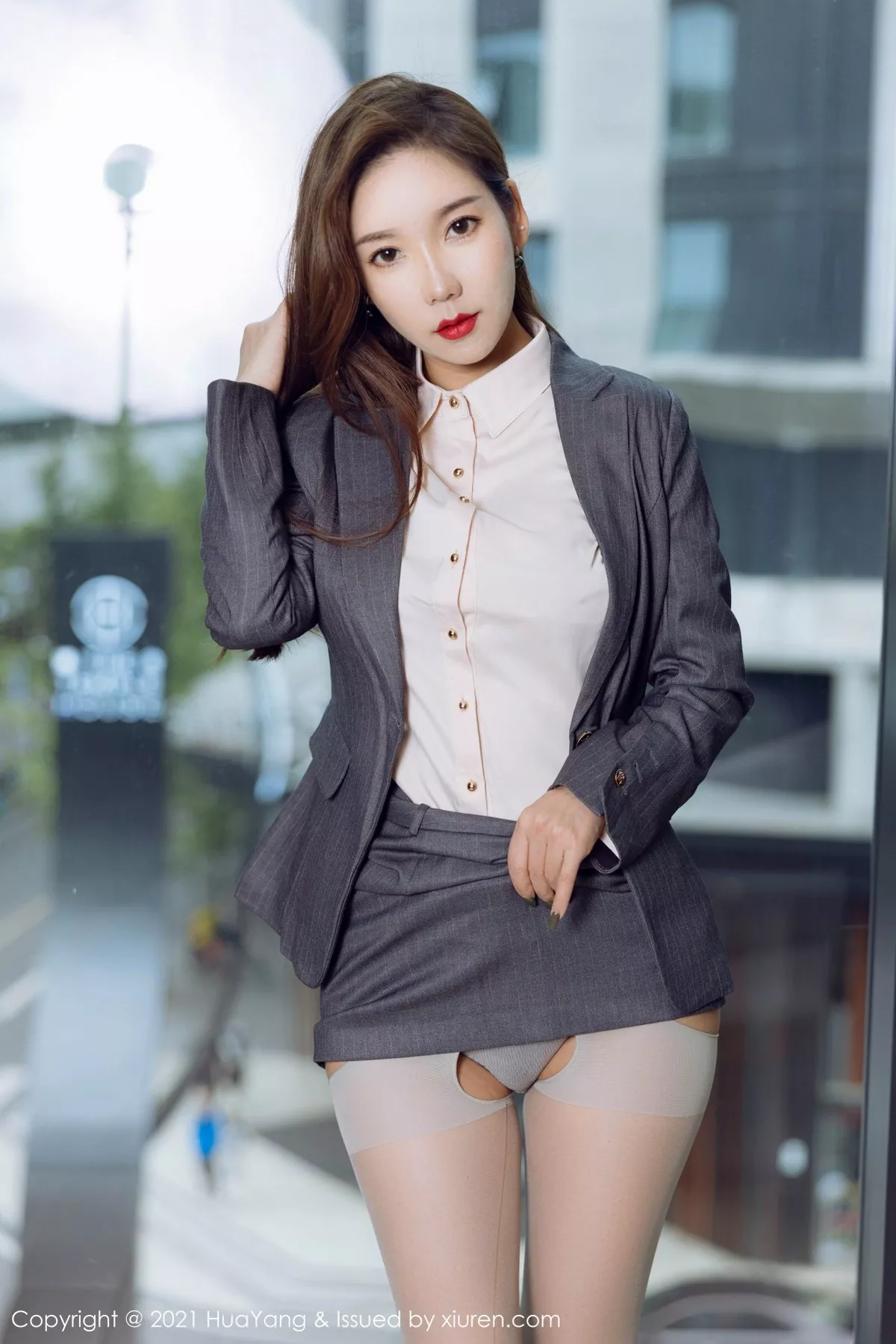 [HuaYang花漾]Vol.470_模特艾静香成都旅拍半脱制服露性感内衣情趣丝袜撩人诱惑写真49P_极品性感美女