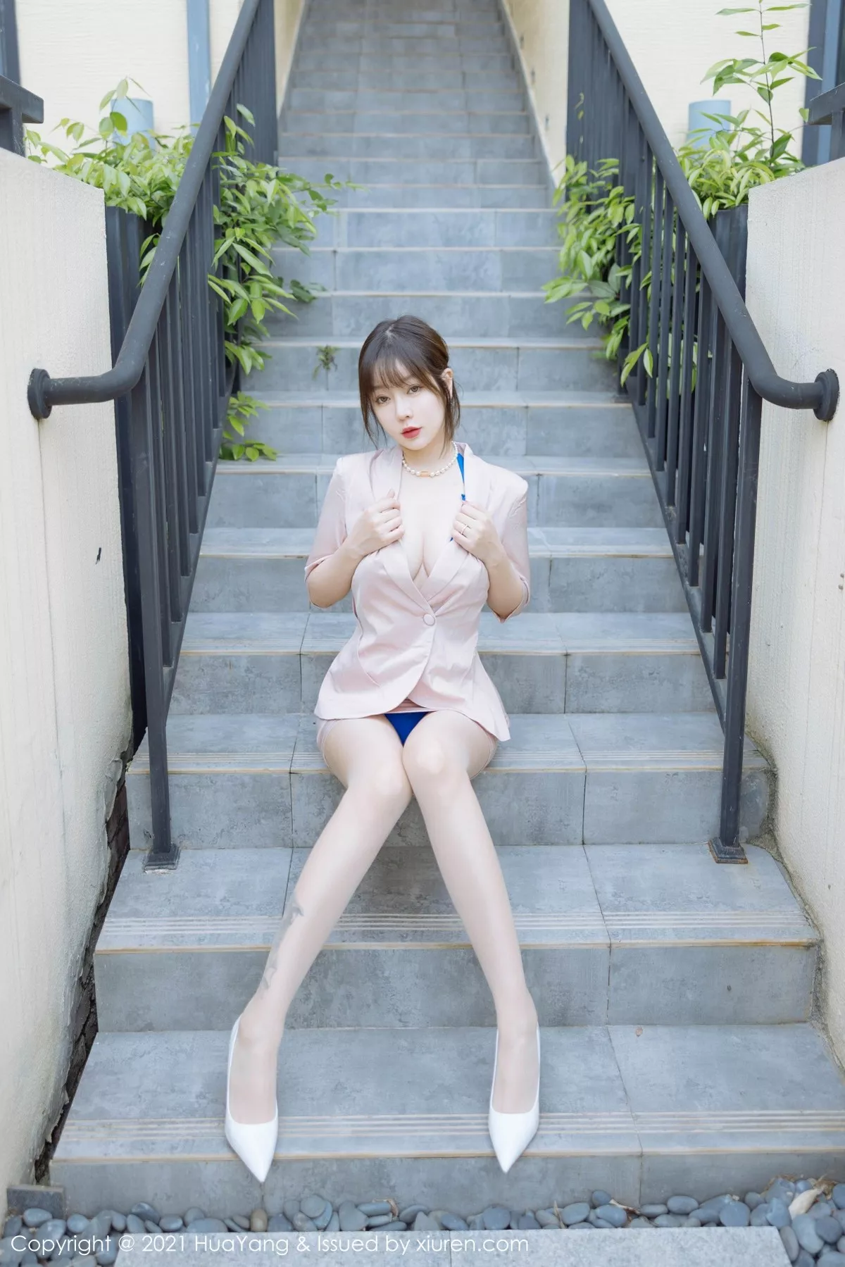 [HuaYang花漾]Vol.476_女神王雨純成都旅拍脫粉色外套露藍色精緻内衣撩人誘惑寫真43P_極品性感美女