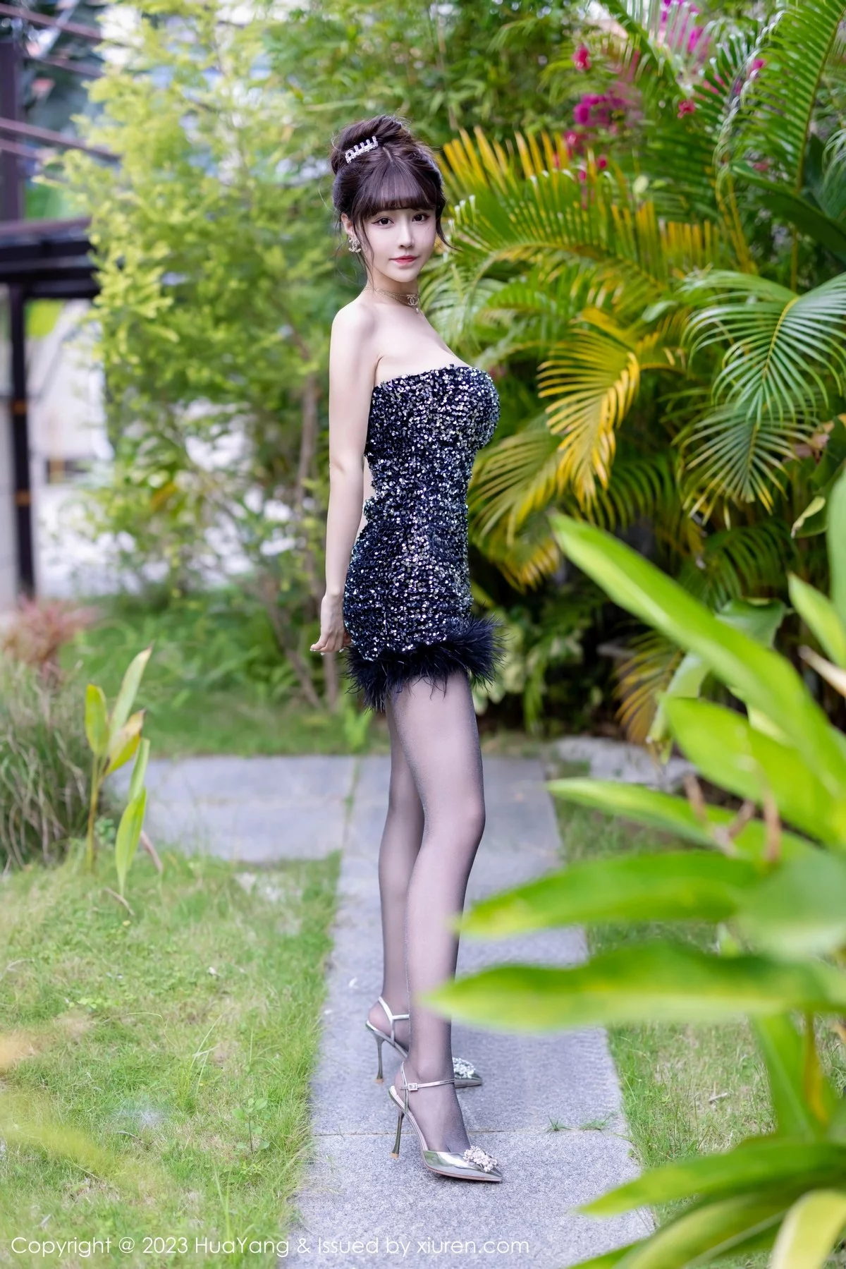 [HuaYang花漾]Vol.528_女神朱可儿Flora三亚旅拍深色露肩连衣短裙配超薄黑丝诱惑写真61P_极品性感美女