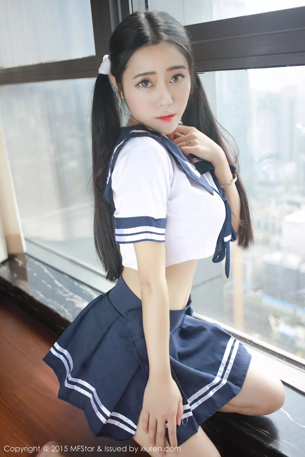 [MFStar模范学院]Vol.032_嫩模兜豆靓Youlina半脱学生制服诱惑美臀写真42P_极品性感美女