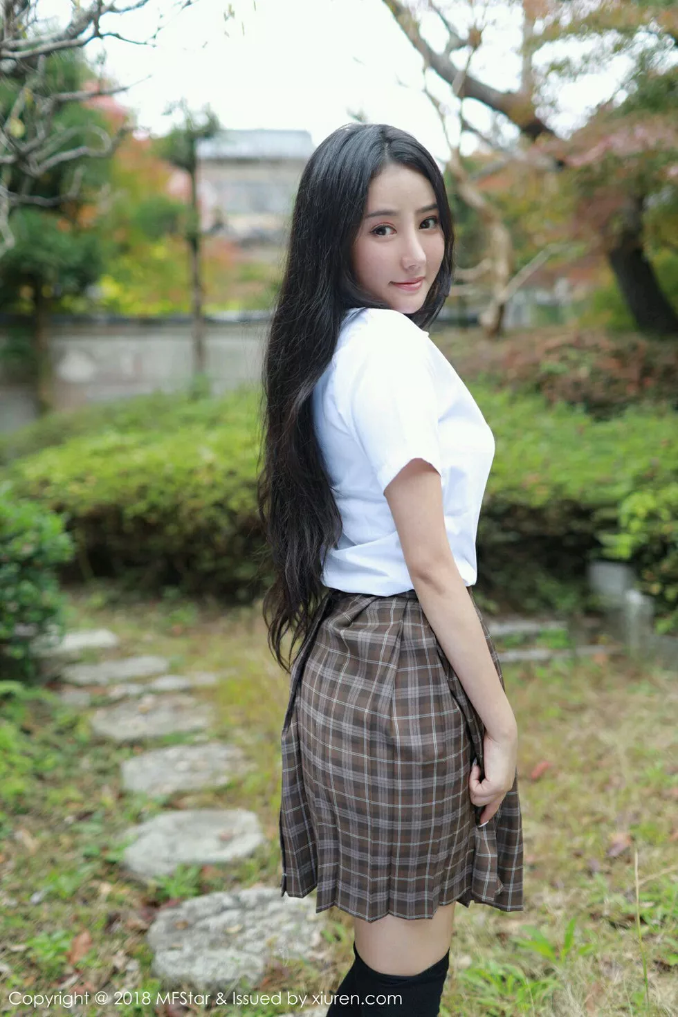 [MFStar模范学院]Vol.163_嫩模Manuela玛鲁娜日本旅拍户外学生制服靓丽迷人写真42P_极品性感美女