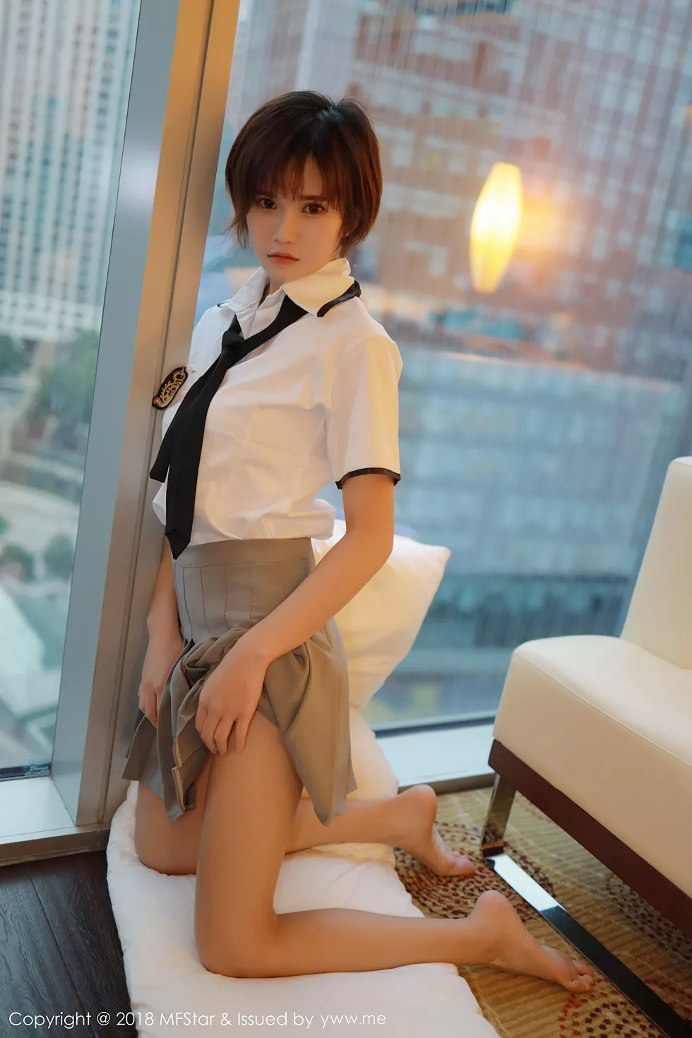 [MFStar模范学院]Vol.172_嫩模小姿2002私房学生制服半脱白衬衣露性感美胸写真51P_极品性感美女