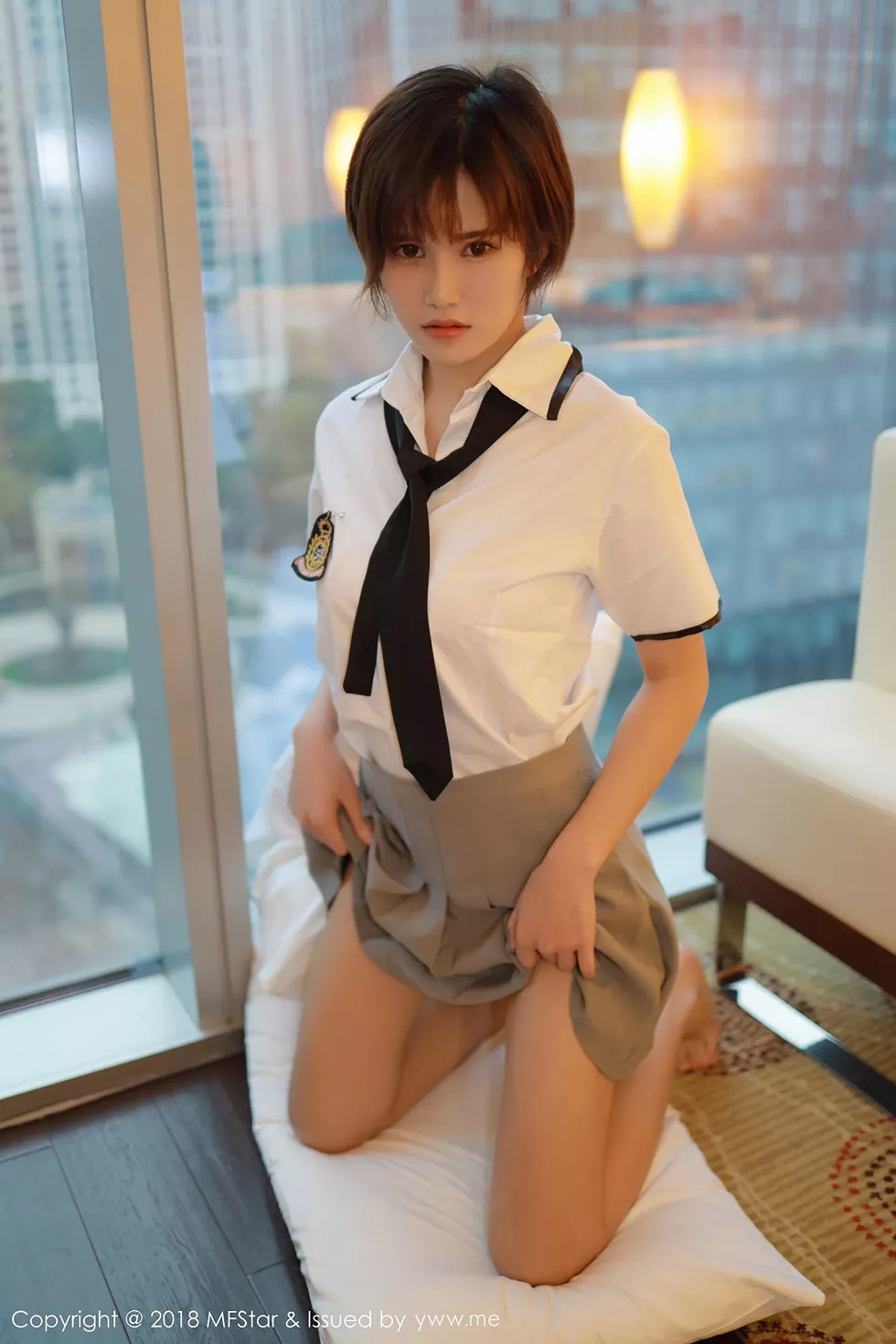 [MFStar模范学院]Vol.172_嫩模小姿2002私房学生制服半脱白衬衣露性感美胸写真51P_极品性感美女