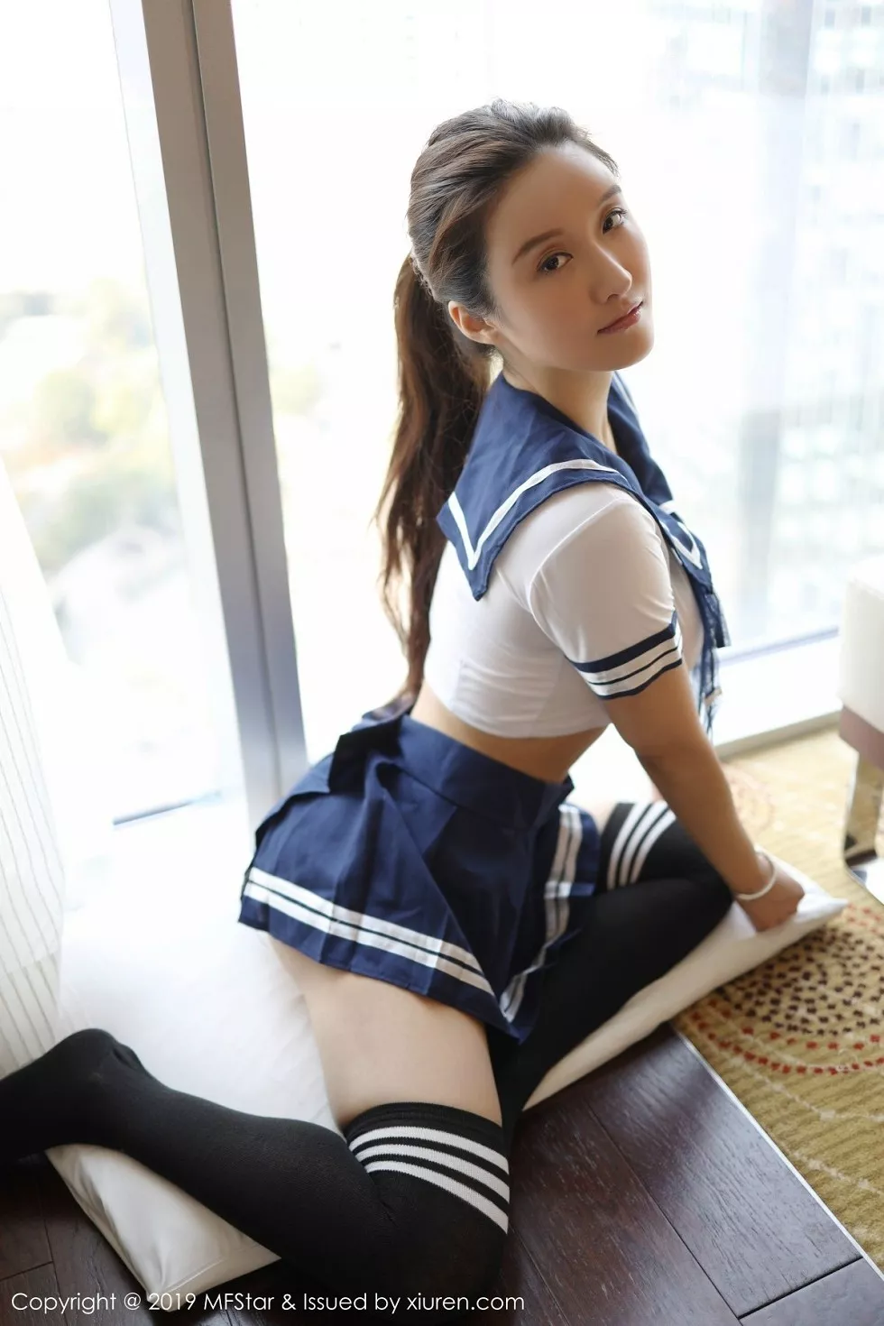 [MFStar模范学院]Vol.184_运动达人Jennanni_Jen性感学生服半撩露翘臀诱惑写真45P_极品性感美女