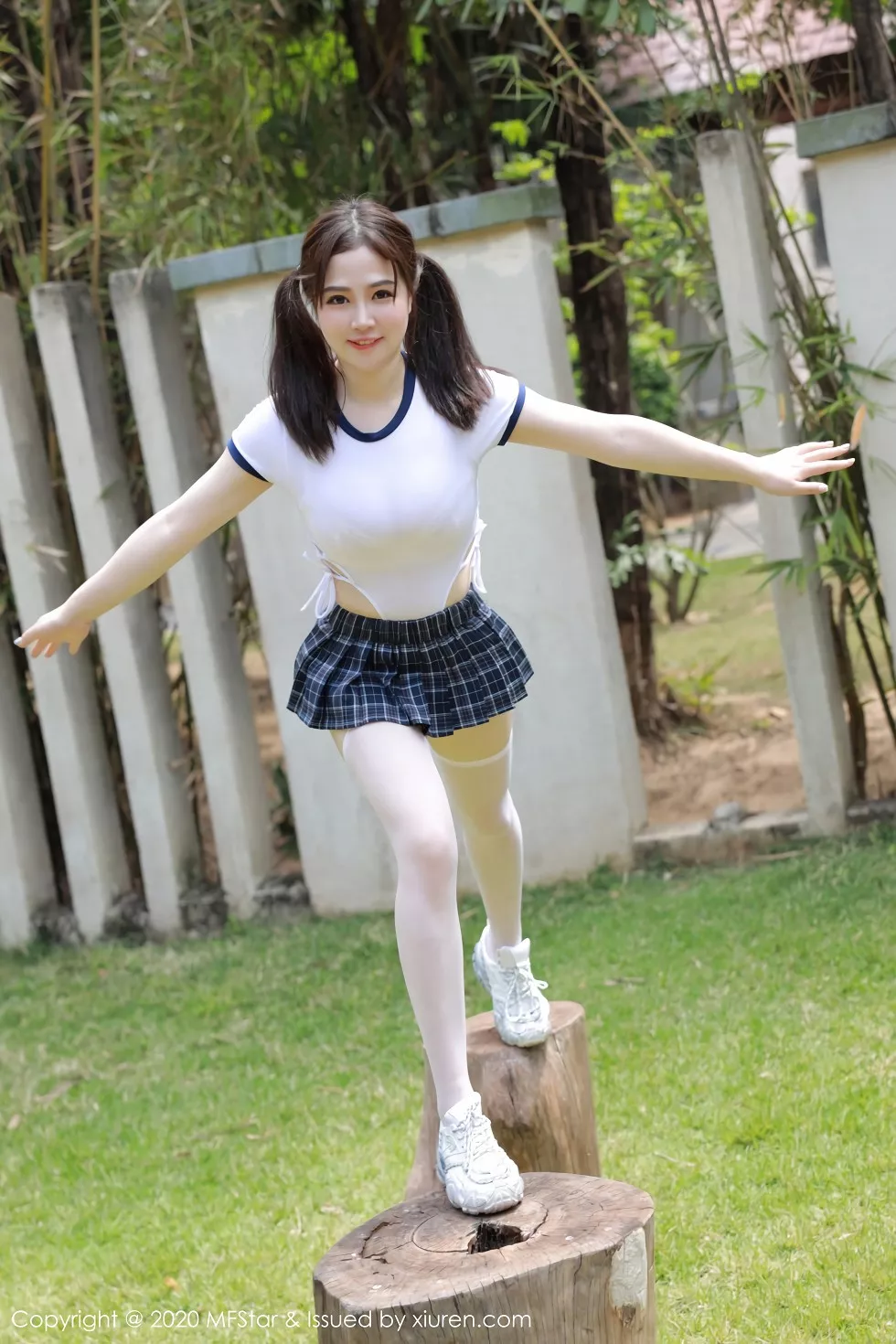 [MFStar模范学院]Vol.305_嫩模蛋糕Cake三亚旅拍泳池经典JK服饰秀火辣身材诱惑写真40P_极品性感美女