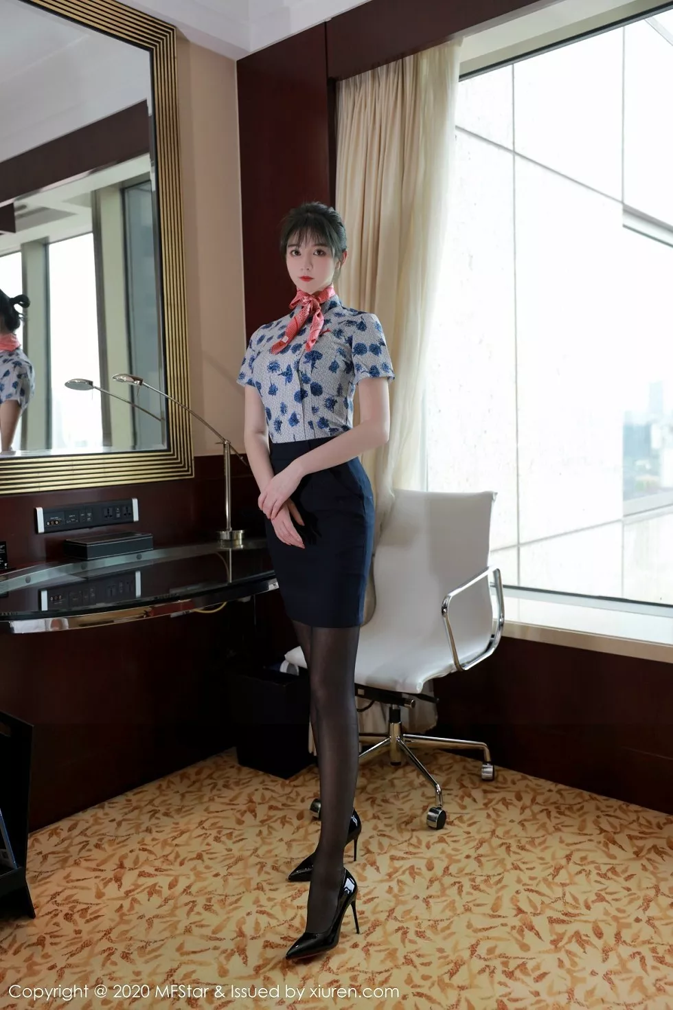 [MFStar模范学院]Vol.317_嫩模yoo优优私房空乘制服配无内黑丝裤袜撩人诱惑写真47P_极品性感美女