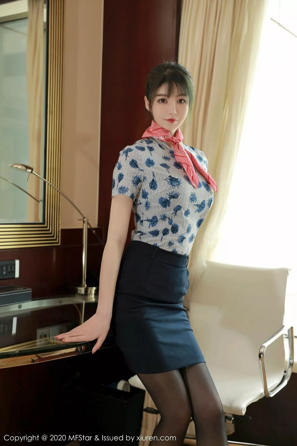 [MFStar模范学院]Vol.317_嫩模yoo优优私房空乘制服配无内黑丝裤袜撩人诱惑写真47P_极品性感美女