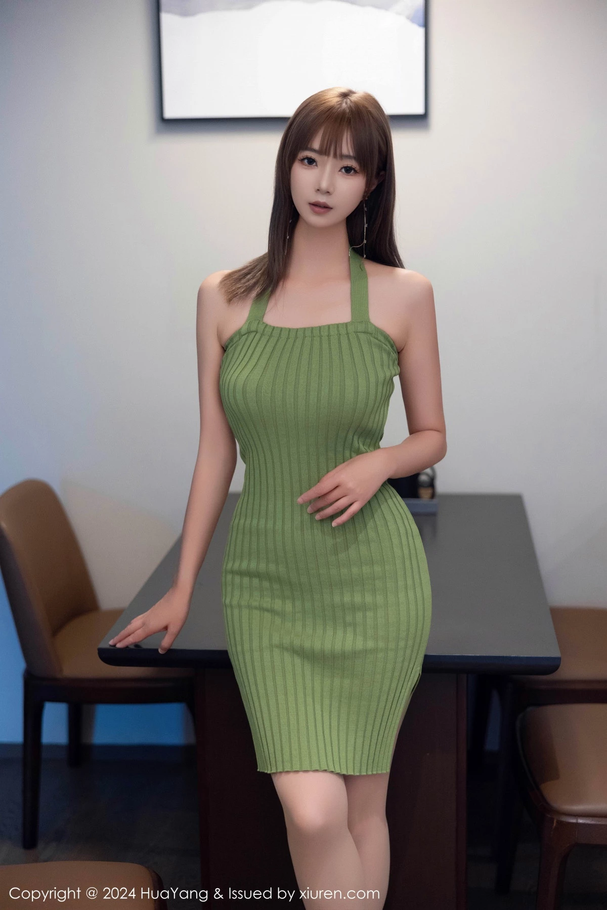 [HuaYang花漾]Vol.600_女神宋-kiki性感綠色連衣短裙配超薄灰絲秀豐腴身材完美誘惑寫真74P_極品性感美女