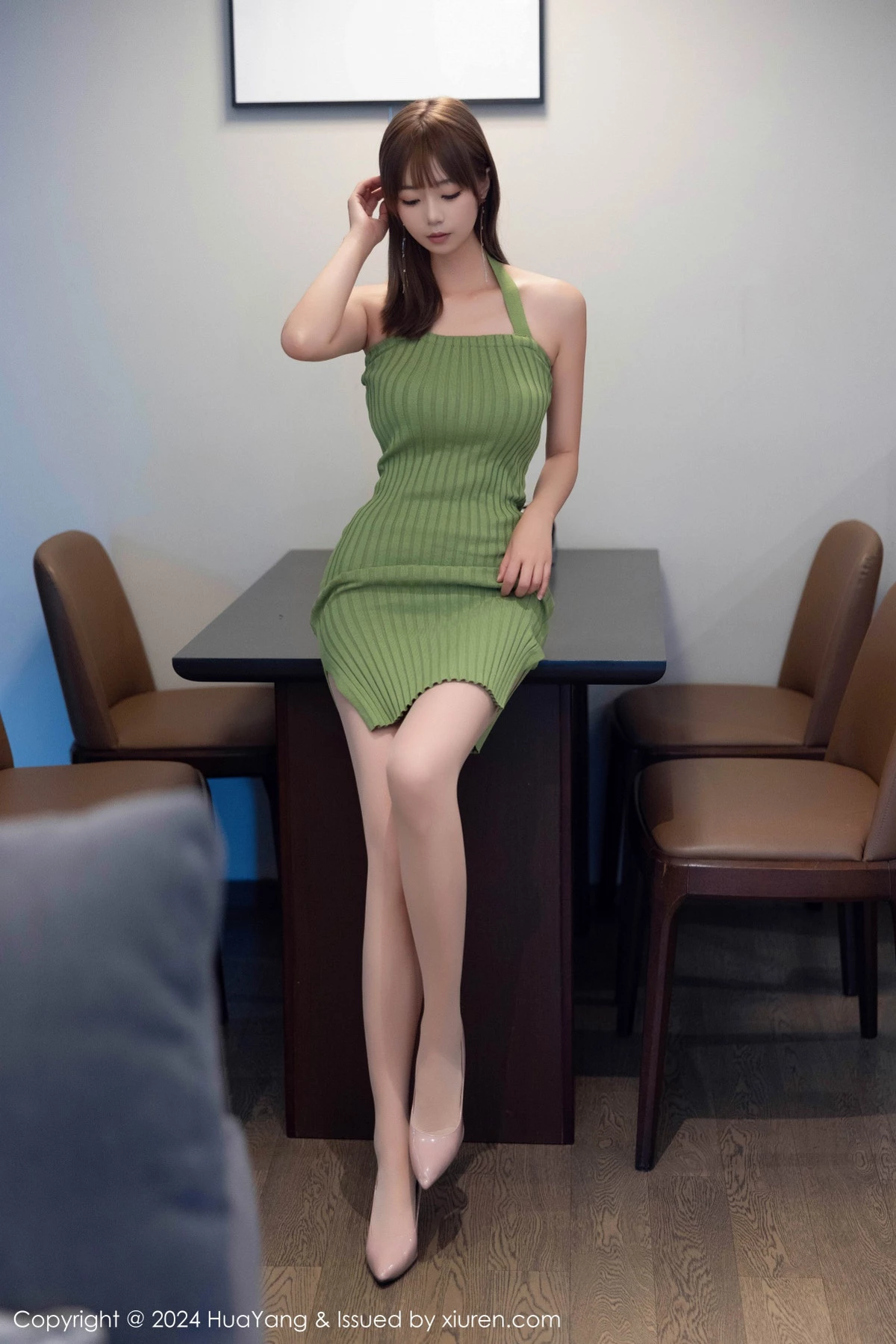 [HuaYang花漾]Vol.600_女神宋-kiki性感綠色連衣短裙配超薄灰絲秀豐腴身材完美誘惑寫真74P_極品性感美女