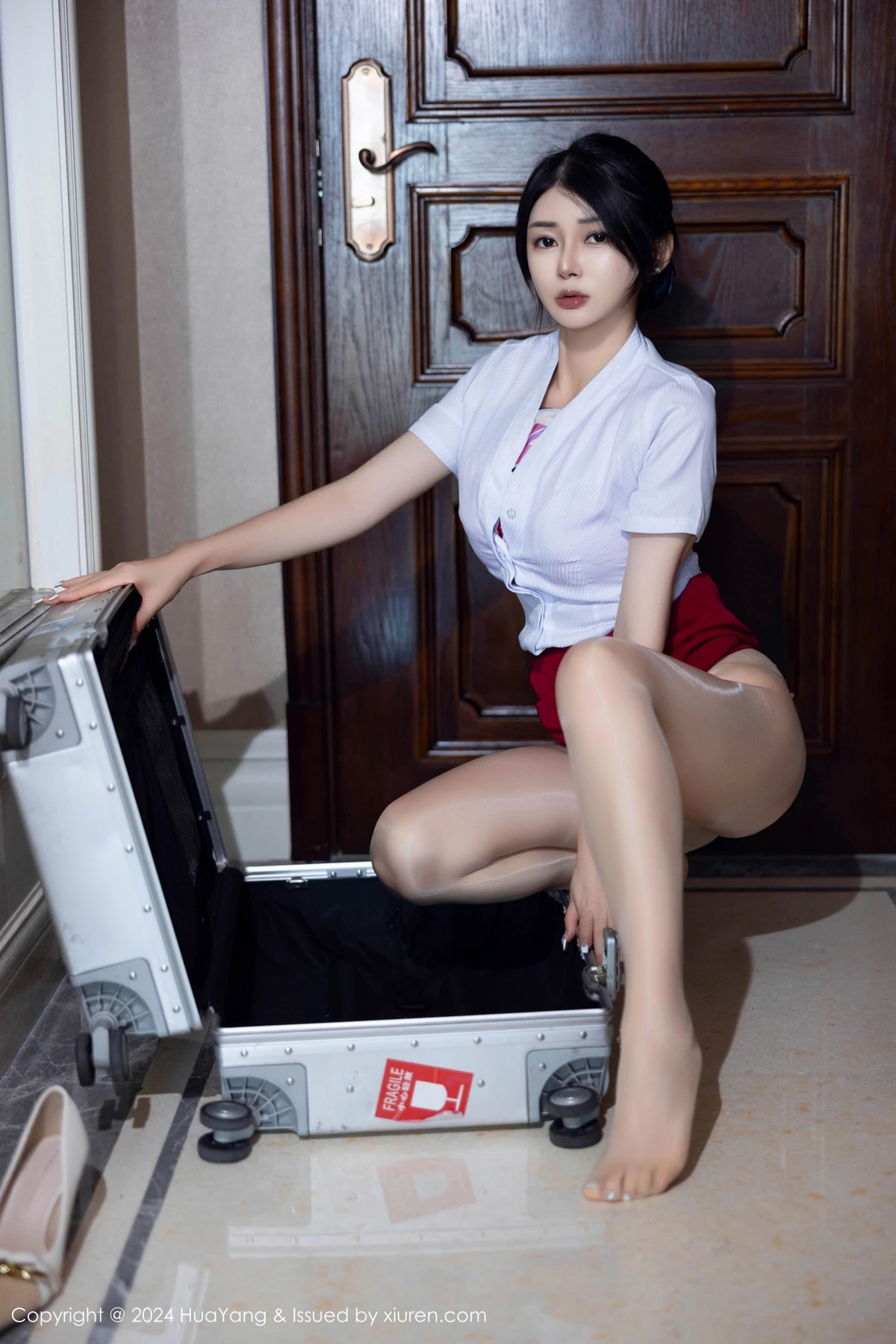 [HuaYang花漾]Vol.605_模特凱竹Quinn性感空姐制服紅短裙露肉絲襪秀豐腴身姿誘惑寫真80P_極品性感美女
