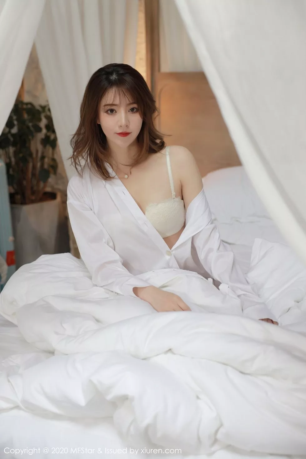 [MFStar模范学院]Vol.369_嫩模yoo优优大理旅拍性感白衬衣配白丝袜秀完美身材诱惑写真64P_极品性感美女