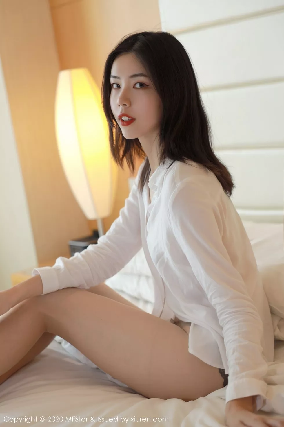 [MFStar模范学院]Vol.406_模特欧阳美萱MX性感白衬衣配无内肉丝裤袜秀翘臀诱惑写真58P_极品性感美女