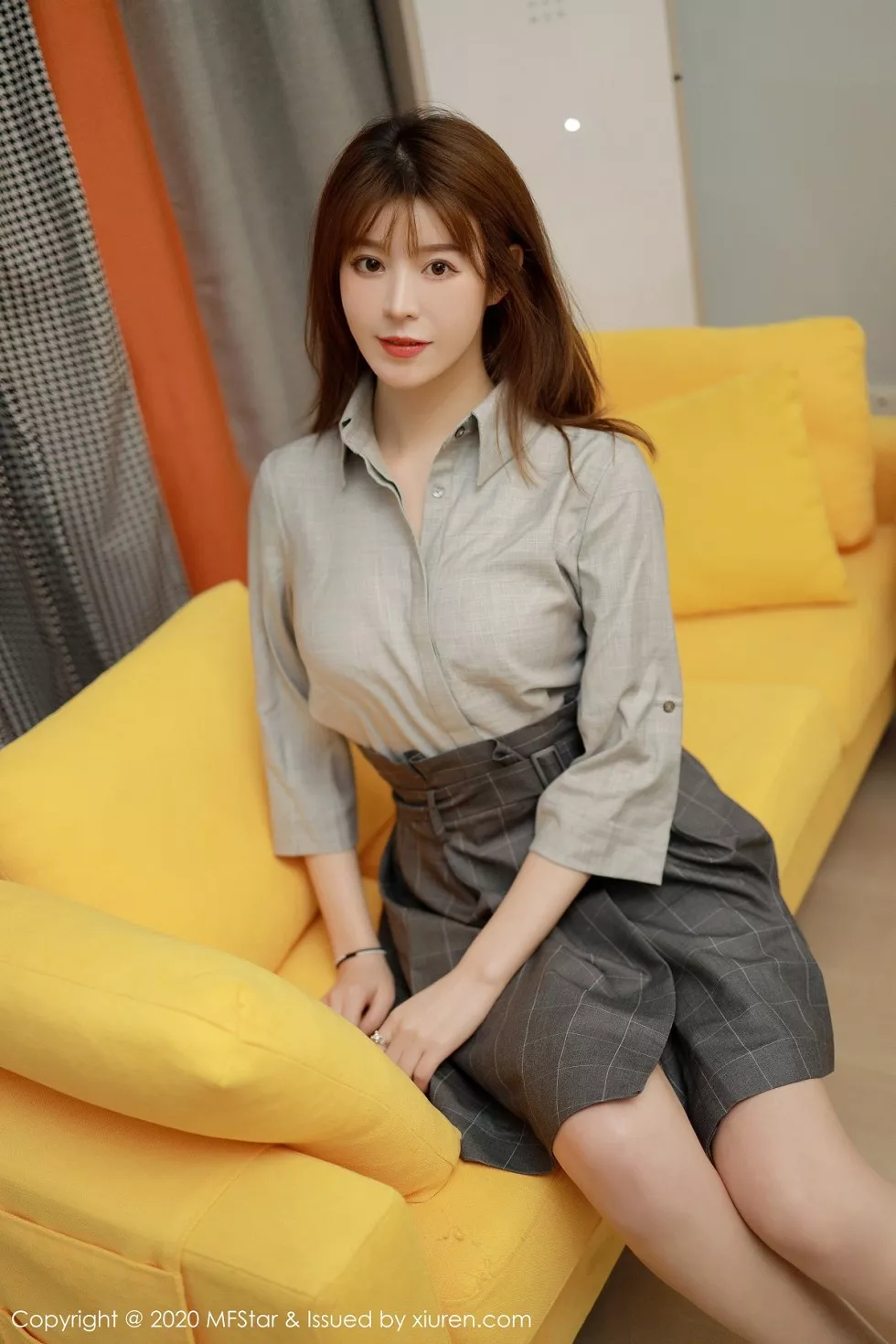 [MFStar模范学院]Vol.424_嫩模Yoo优优四川旅拍灰色职场制服半脱露性感内衣诱惑写真60P_极品性感美女