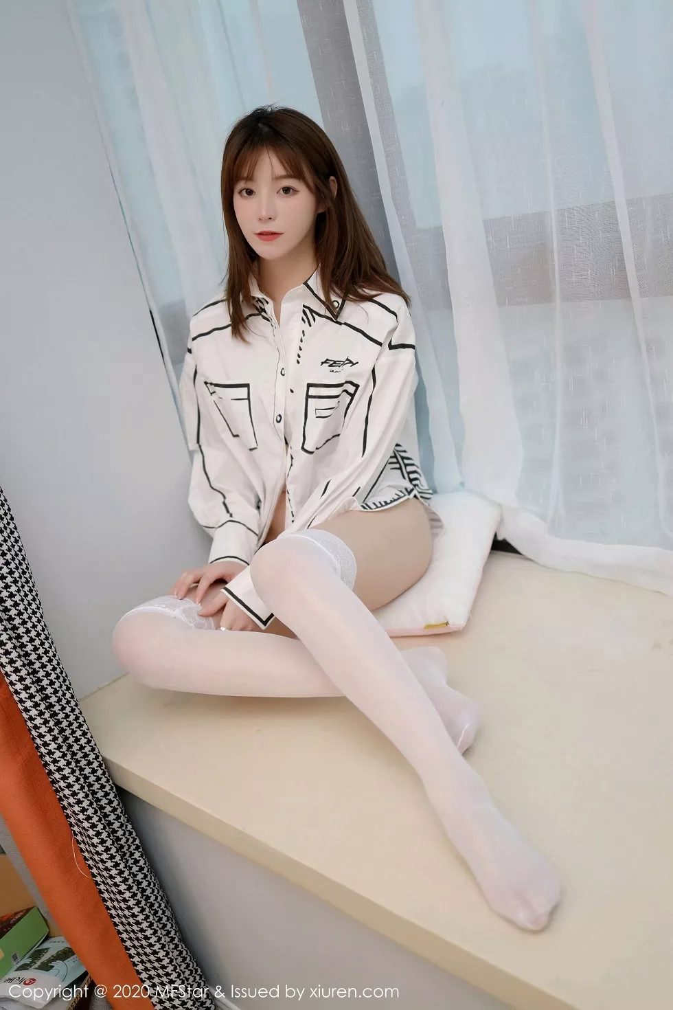 [MFStar模範學院]Vol.427_嫩模Yoo優優性感襯衫露黑色内衣配黑白蕾絲襪誘惑寫真41P_極品性感美女