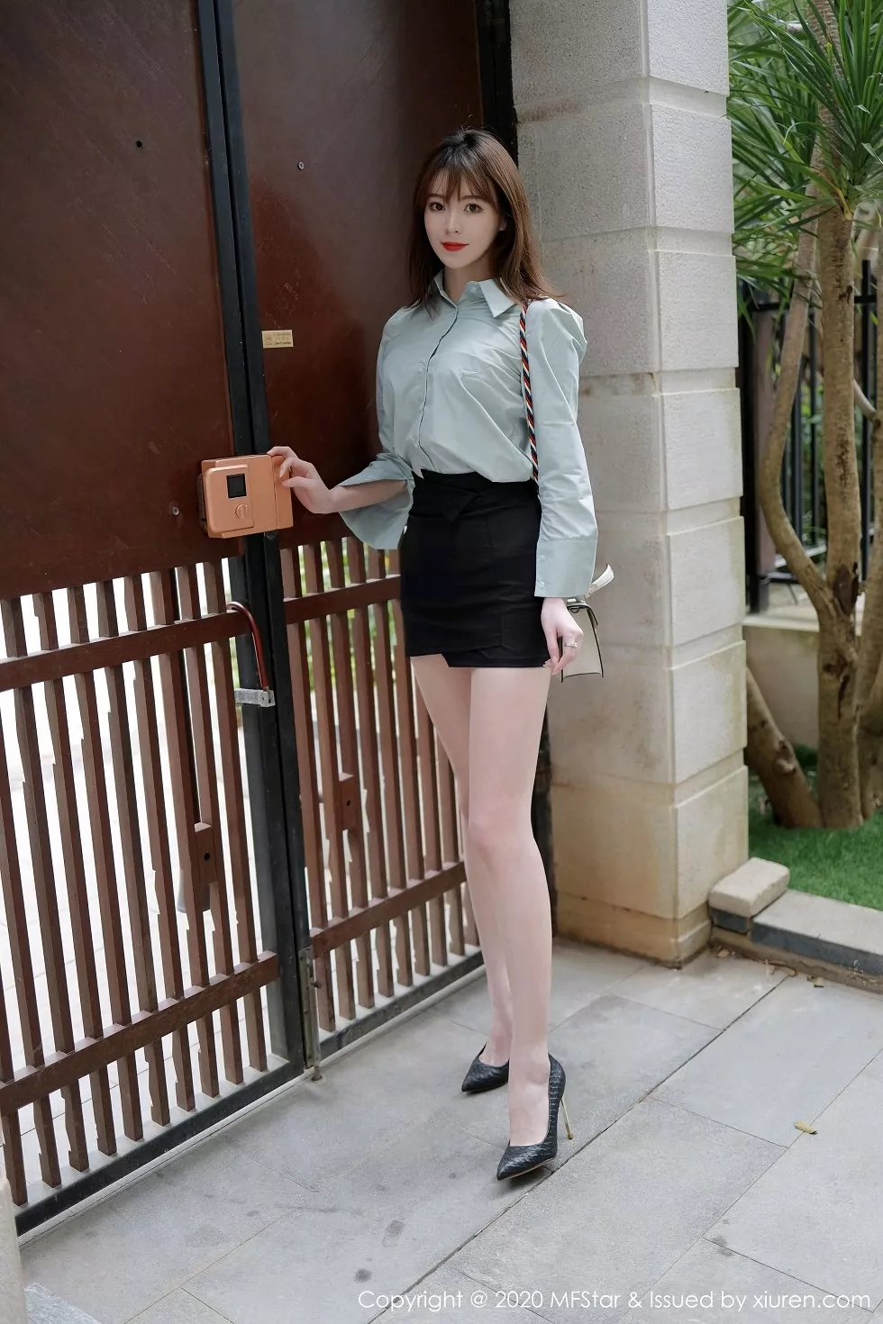 [MFStar模範學院]Vol.429_嫩模yoo優優三亞旅拍都市職場OL主題黑短裙秀美腿性感寫真57P_極品性感美女